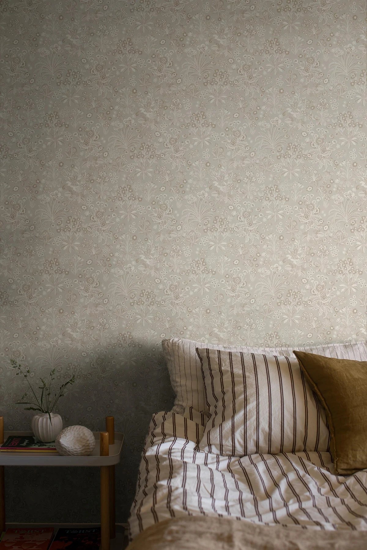 Tapete mit pflanzlichem Blumenmotiv TUVA beige mit Creme