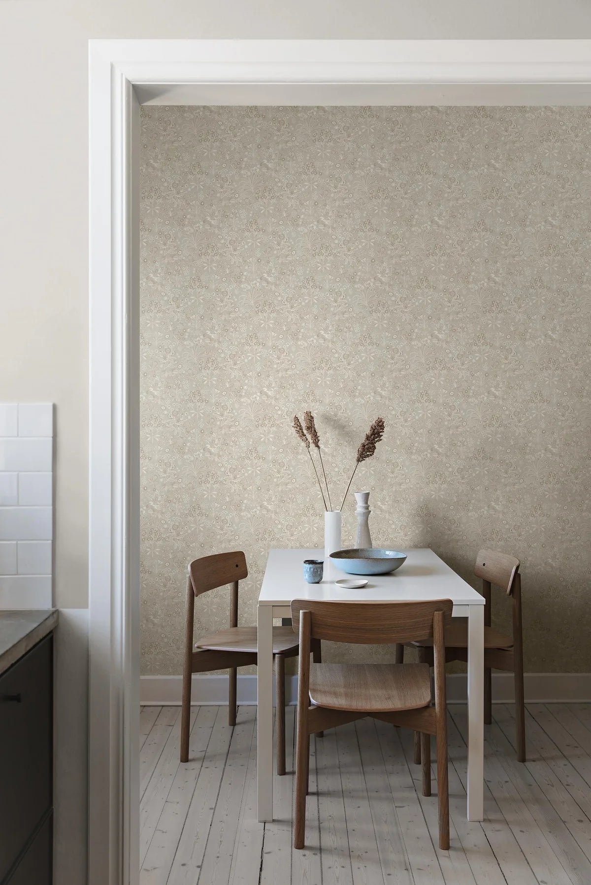 Tapete mit pflanzlichem Blumenmotiv TUVA beige mit Creme