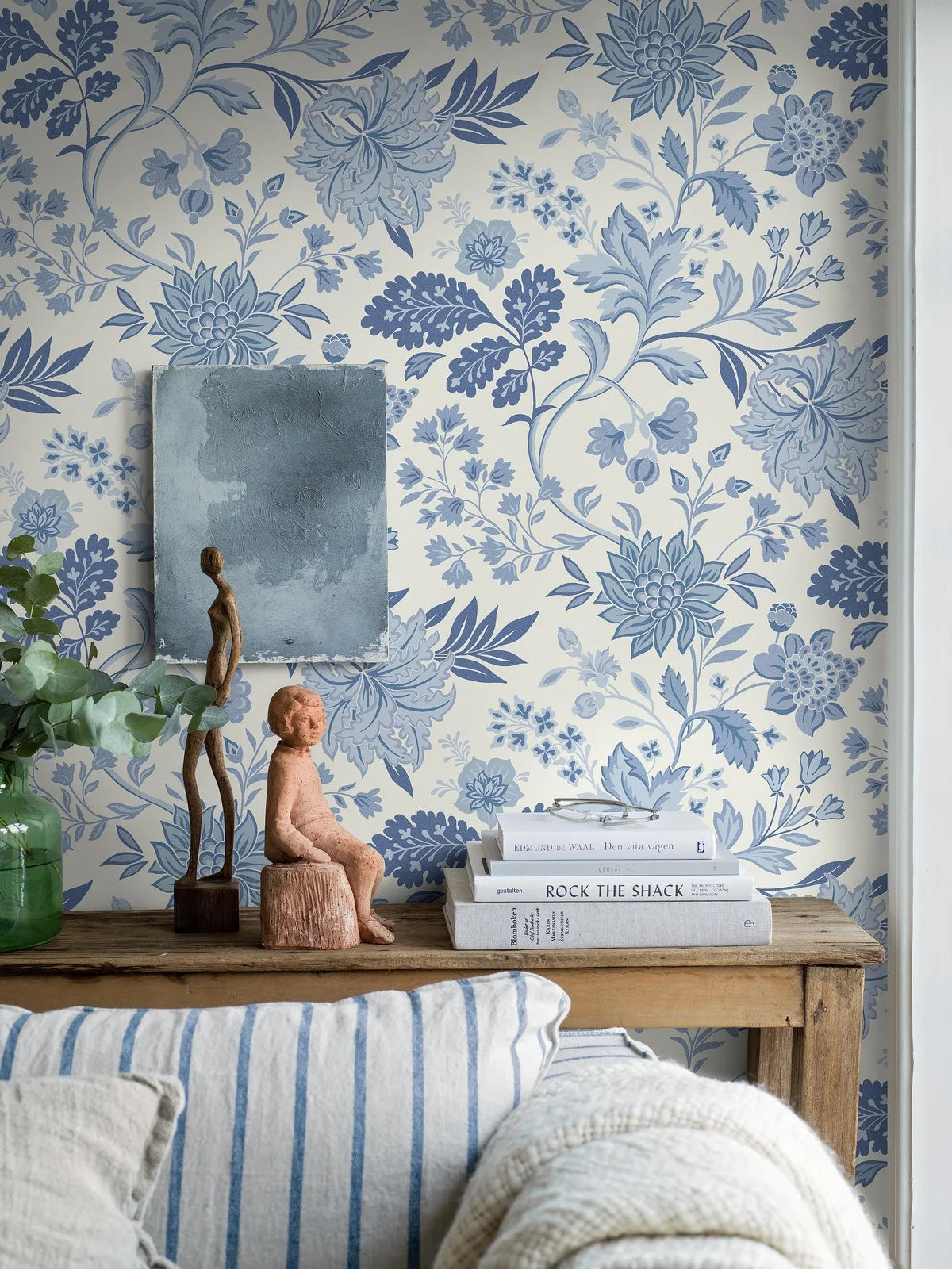Non-woven paper wallpaper with a floral pattern ALICIA warm white with blue