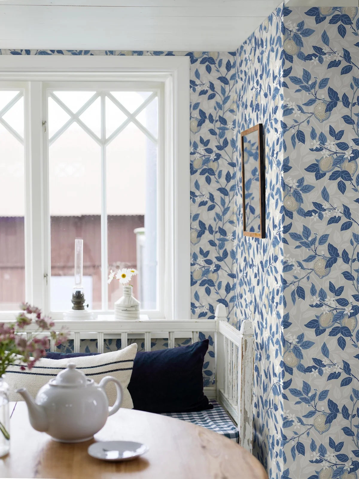 Vlies-Tapete mit pflanzlichem Muster CITRONTRÄD beige mit Blau