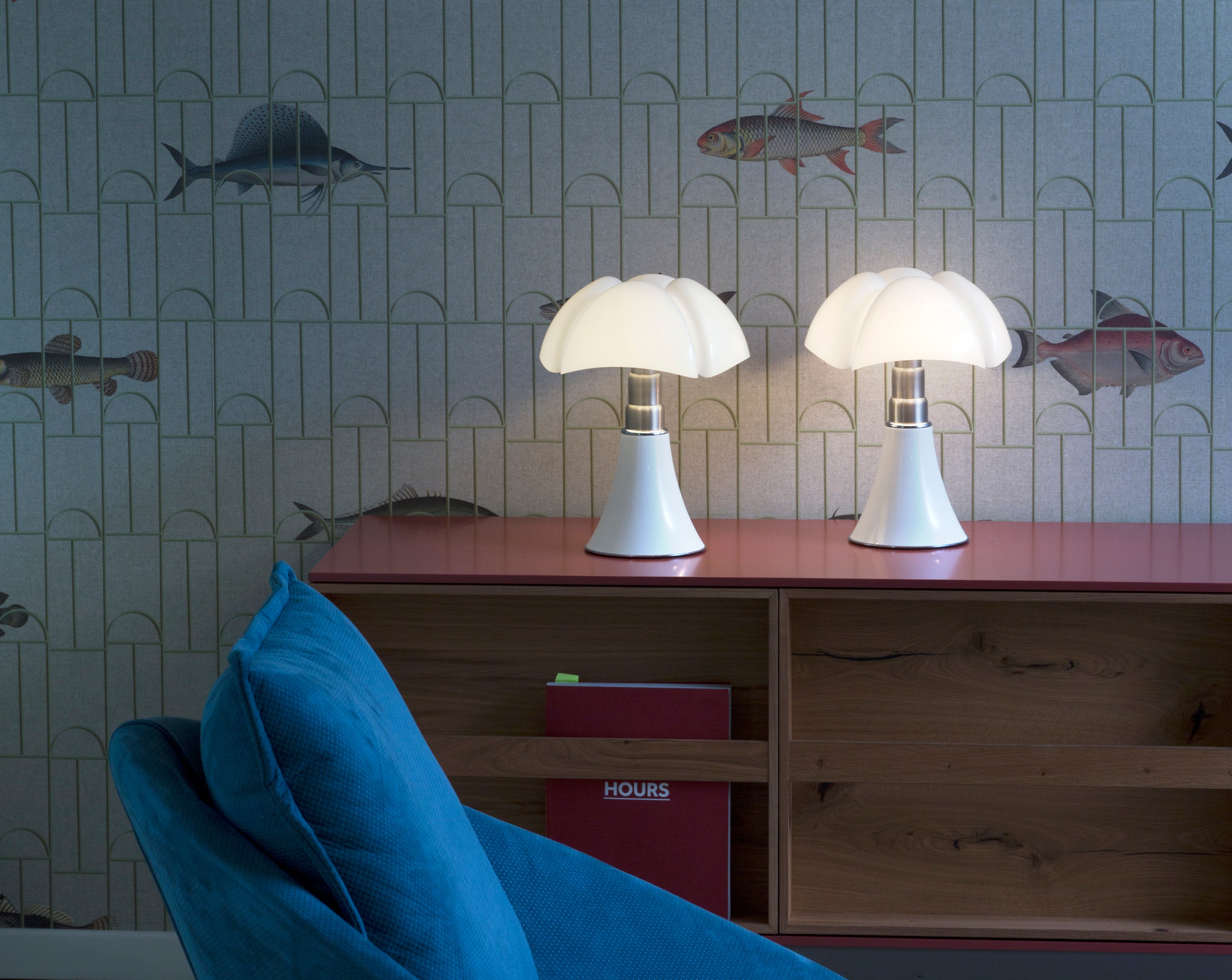 Tischlampe MINIPIPISTRELLO mit opalisiertem Schirm und weißem Fuß