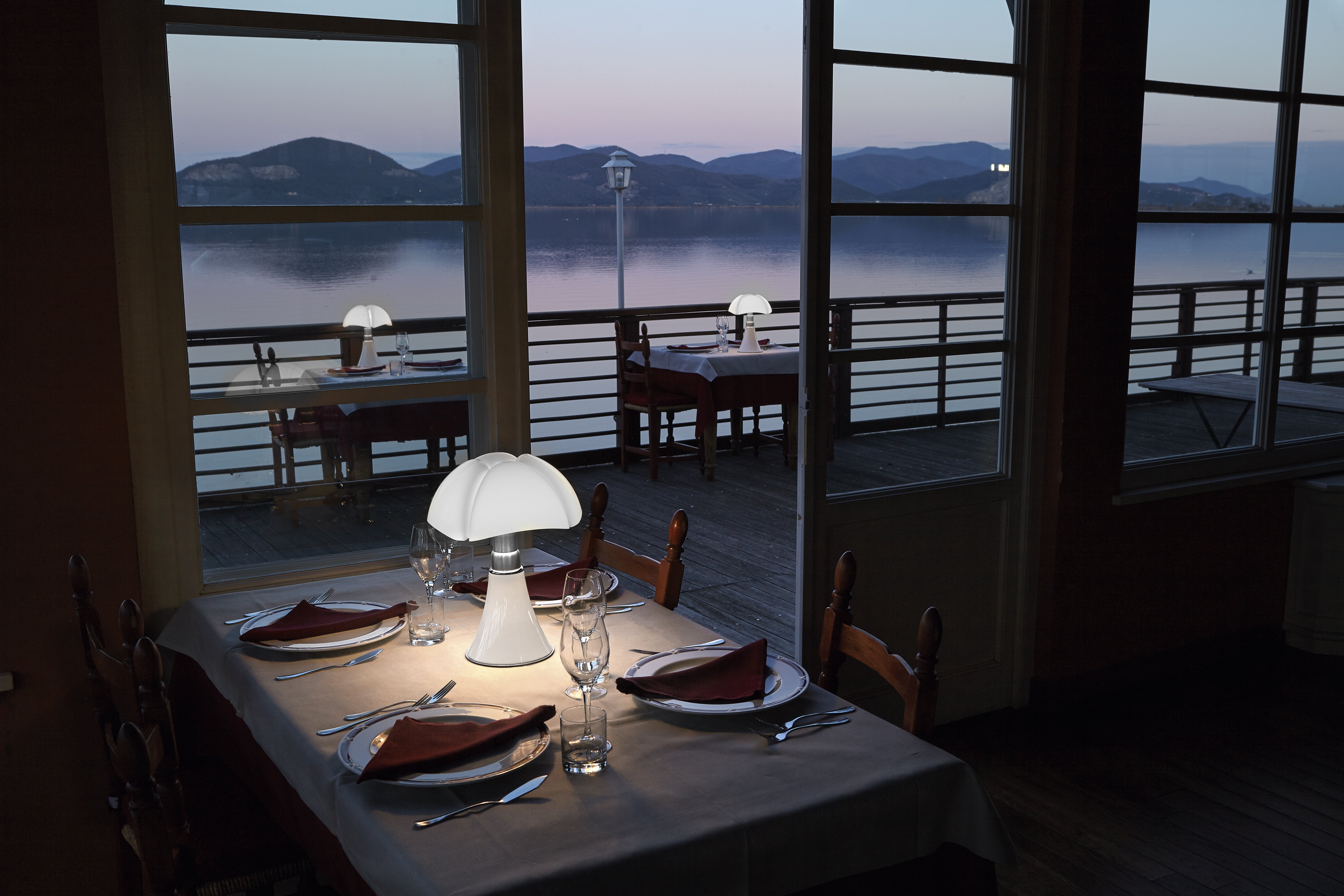 Tischlampe MINIPIPISTRELLO mit opalisiertem Schirm und weißem Fuß