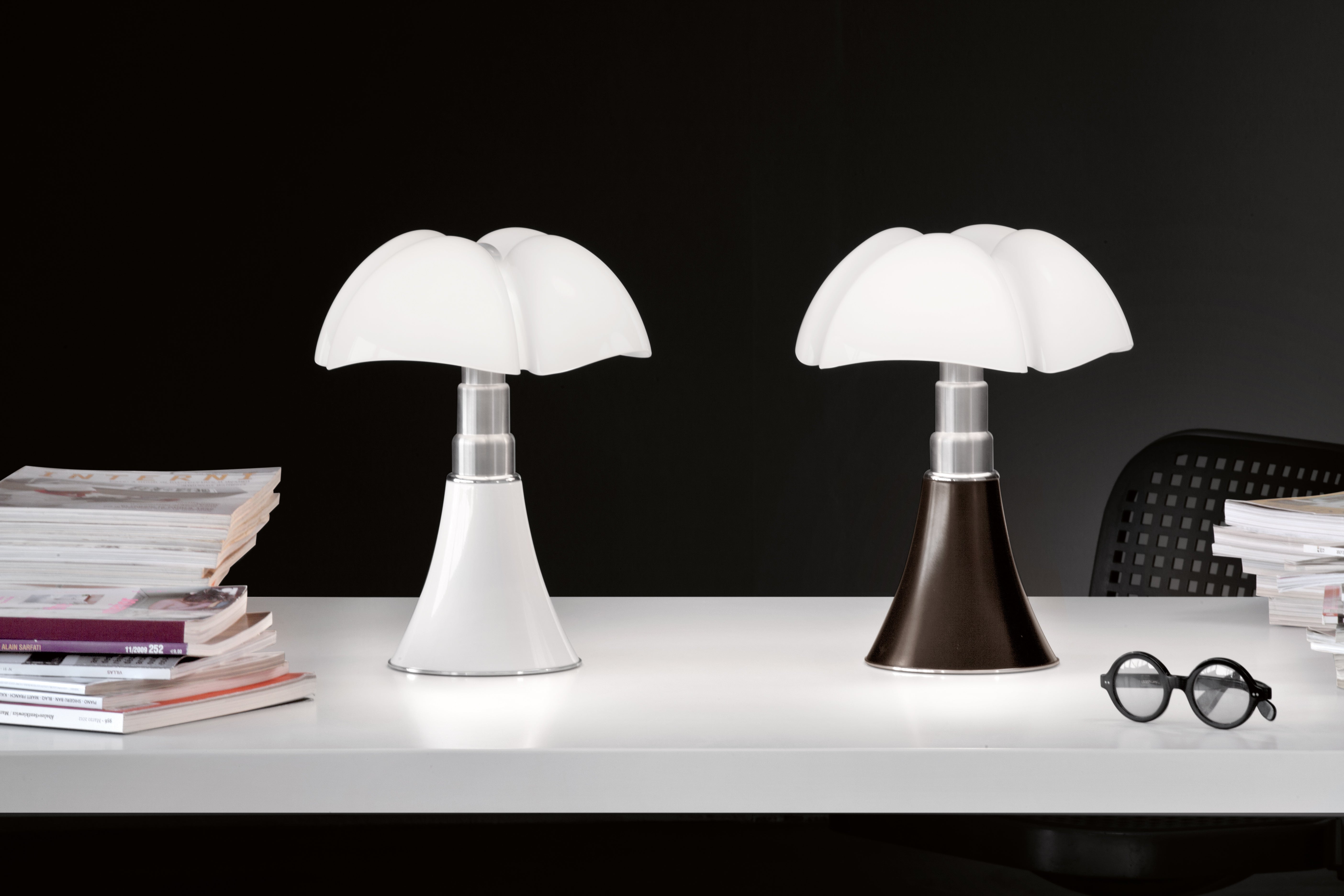 Tischlampe MINIPIPISTRELLO mit opalisiertem Schirm und braunem Fuß
