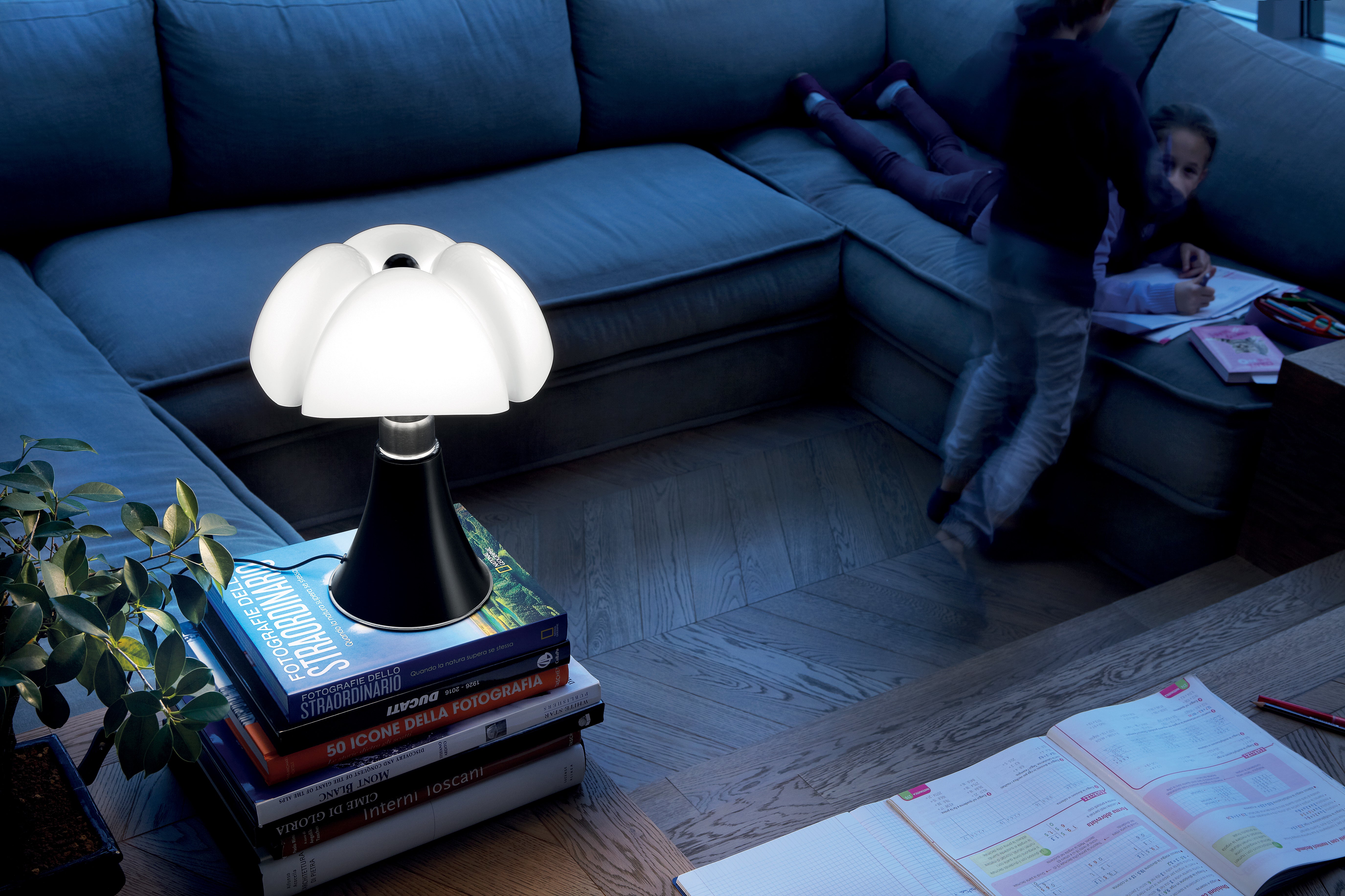 Lampa stołowa MINIPIPISTRELLO opalowy klosz z czarną podstawą