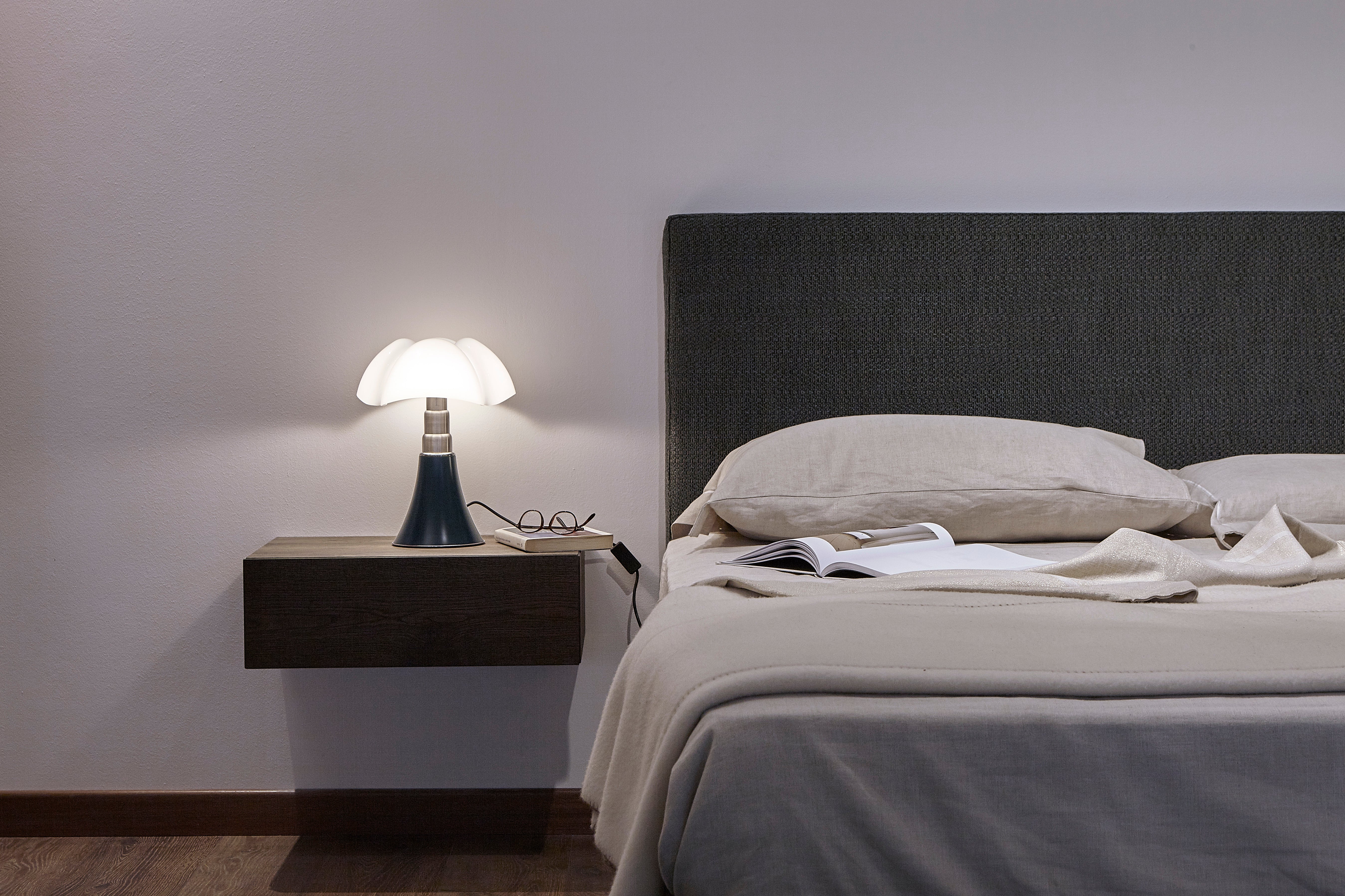 Lampa stołowa MINIPIPISTRELLO opalowy klosz z ciemnozieloną podstawą