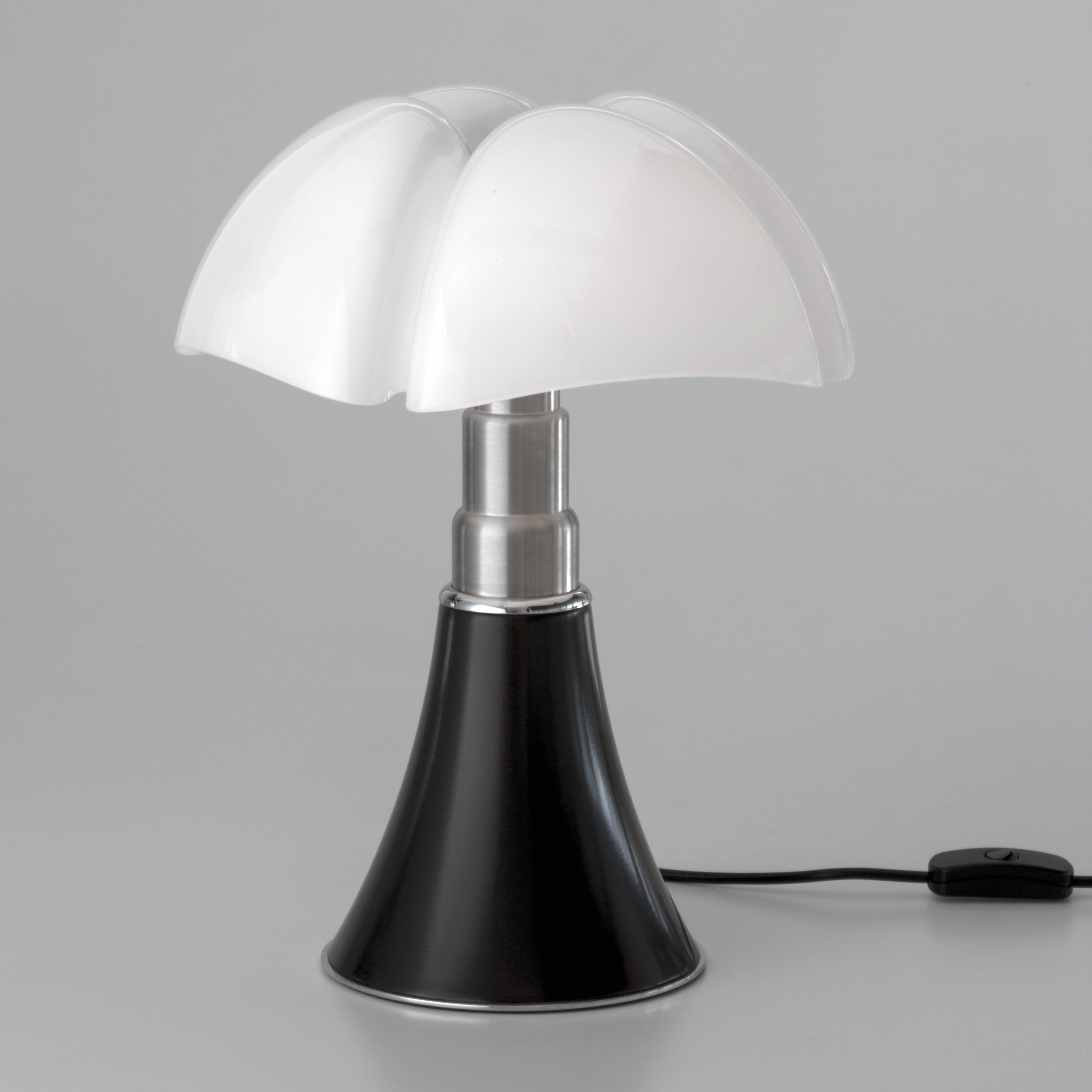 Lampa stołowa MINIPIPISTRELLO opalowy klosz z czarną podstawą
