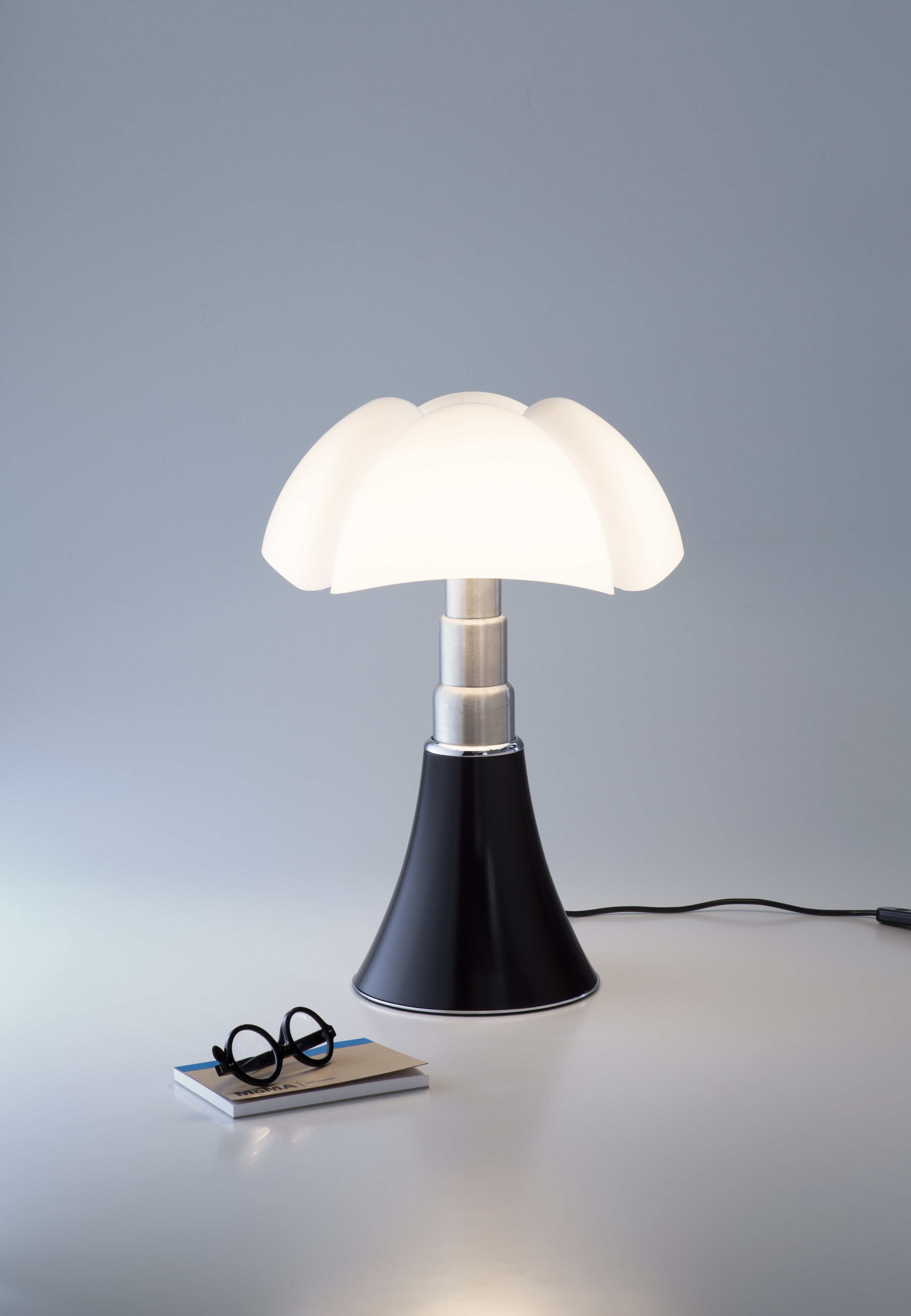 Tischlampe PIPISTRELLO MEDIUM mit opalinem Schirm und schwarzem Fuß