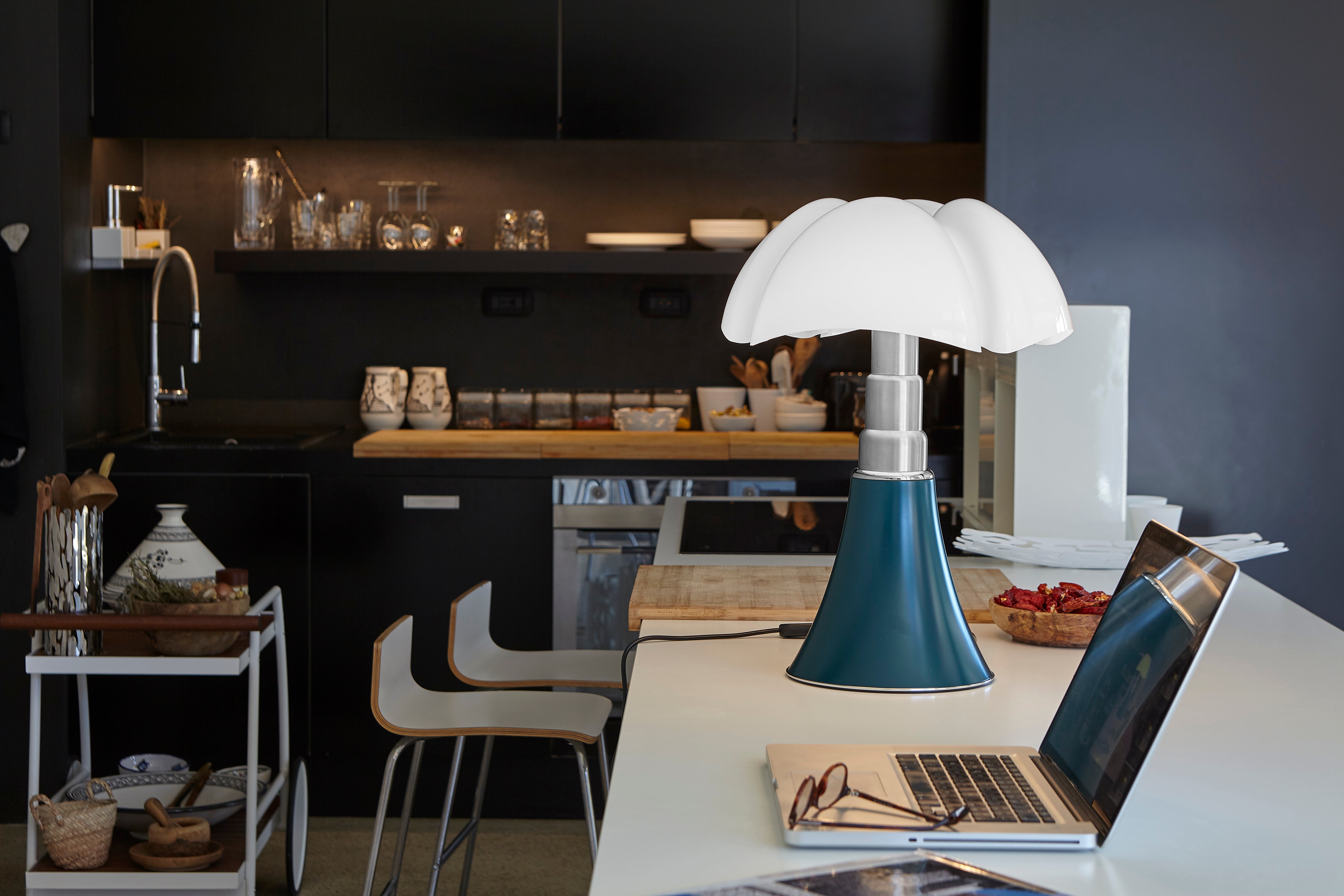 Tischlampe PIPISTRELLO MEDIUM mit opalisiertem Schirm und braunem Fuß