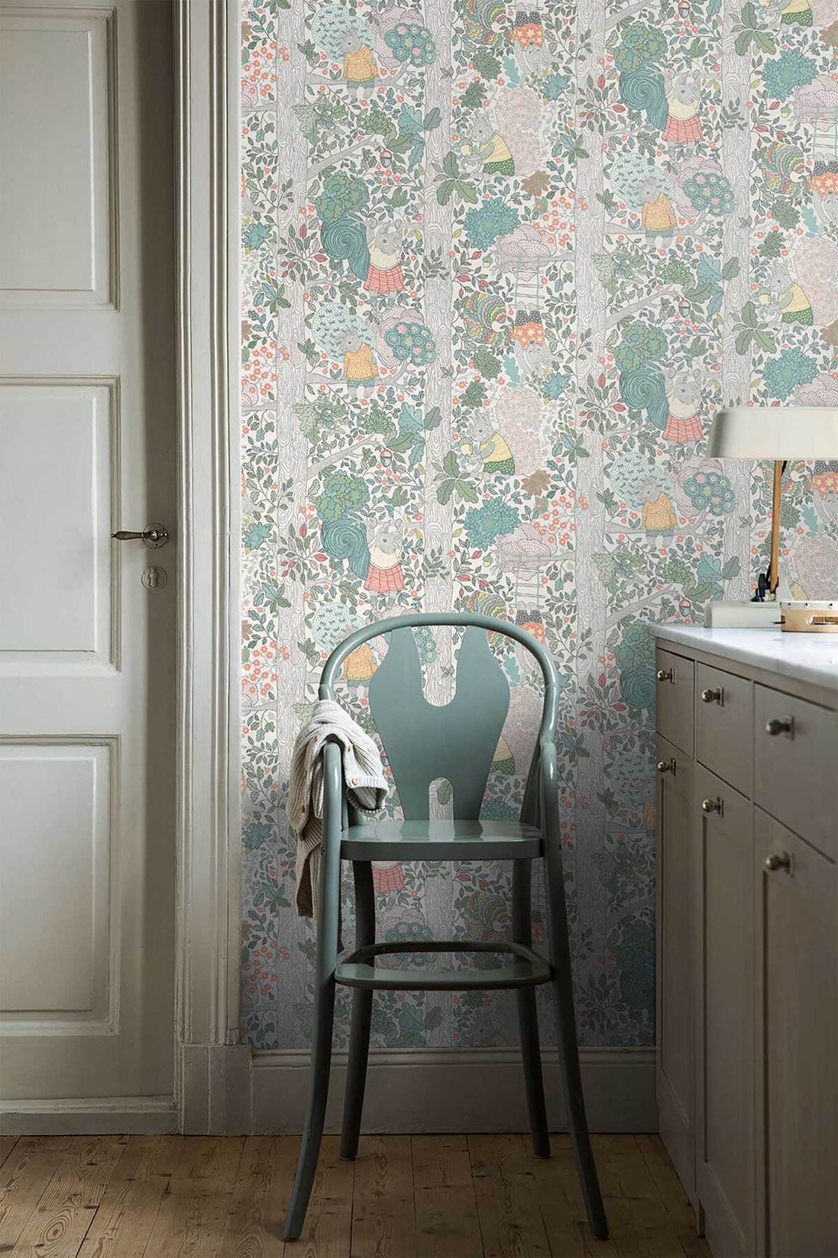 Tapeta dziecięca z motywem baśniowego lasu CHARLIE biały z zielonym