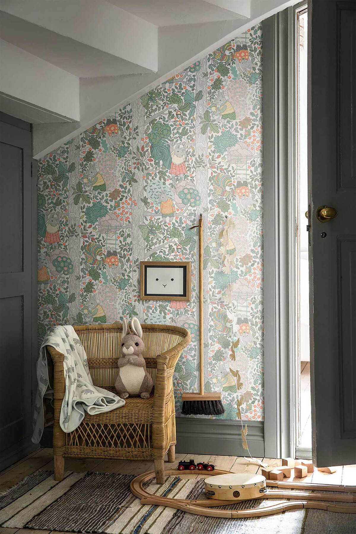 Tapeta dziecięca z motywem baśniowego lasu CHARLIE biały z zielonym