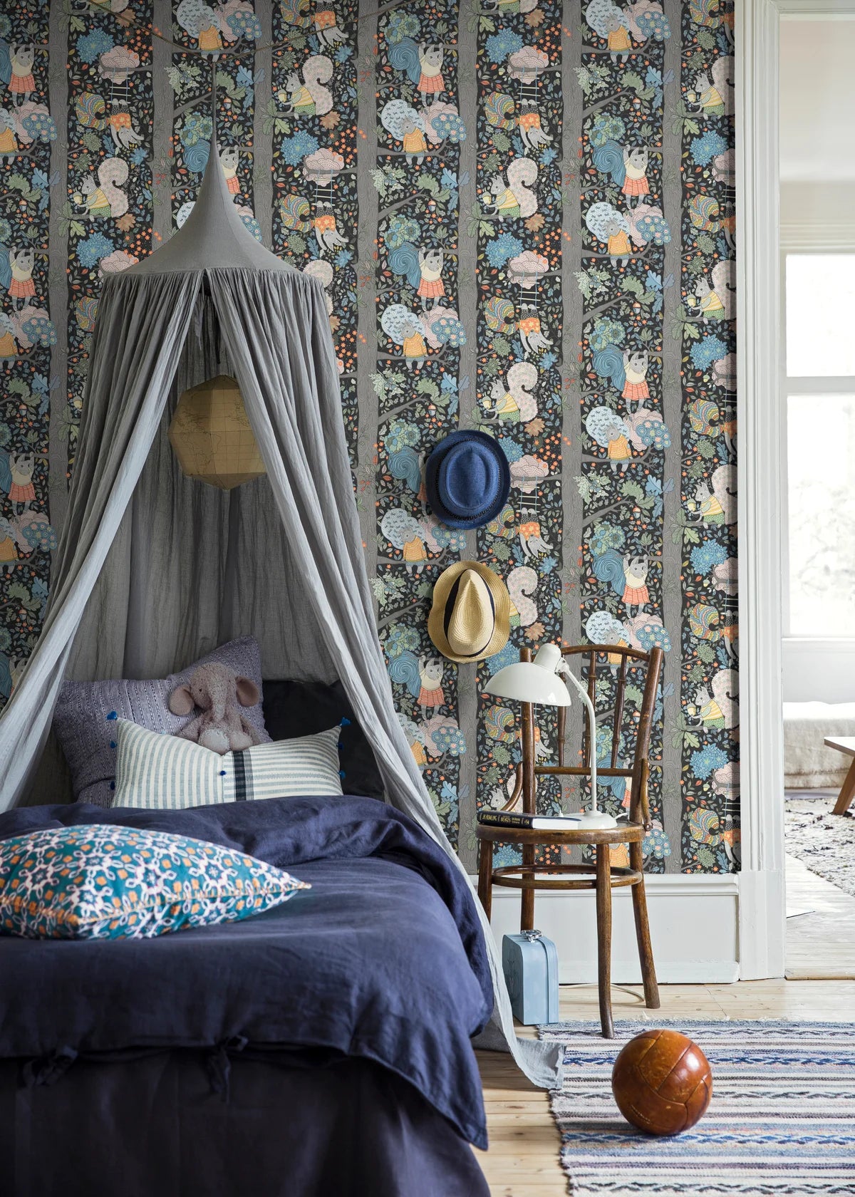 Tapeta dziecięca z motywem baśniowego lasu CHARLIE czarny z niebieskim