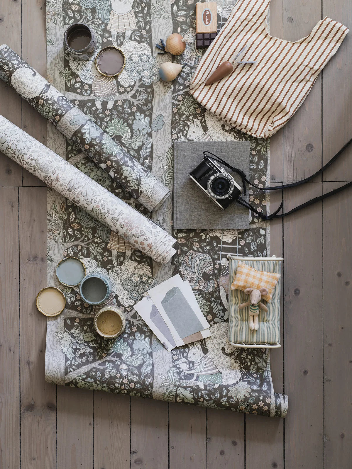 Tapeta dziecięca z motywem baśniowego lasu CHARLIE brązowy z białym