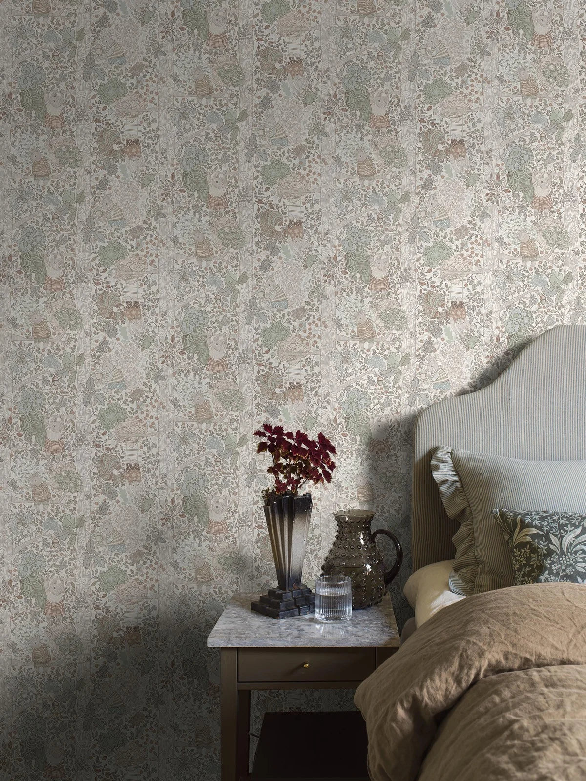 Tapeta dziecięca z motywem baśniowego lasu CHARLIE kremowy z zielonym