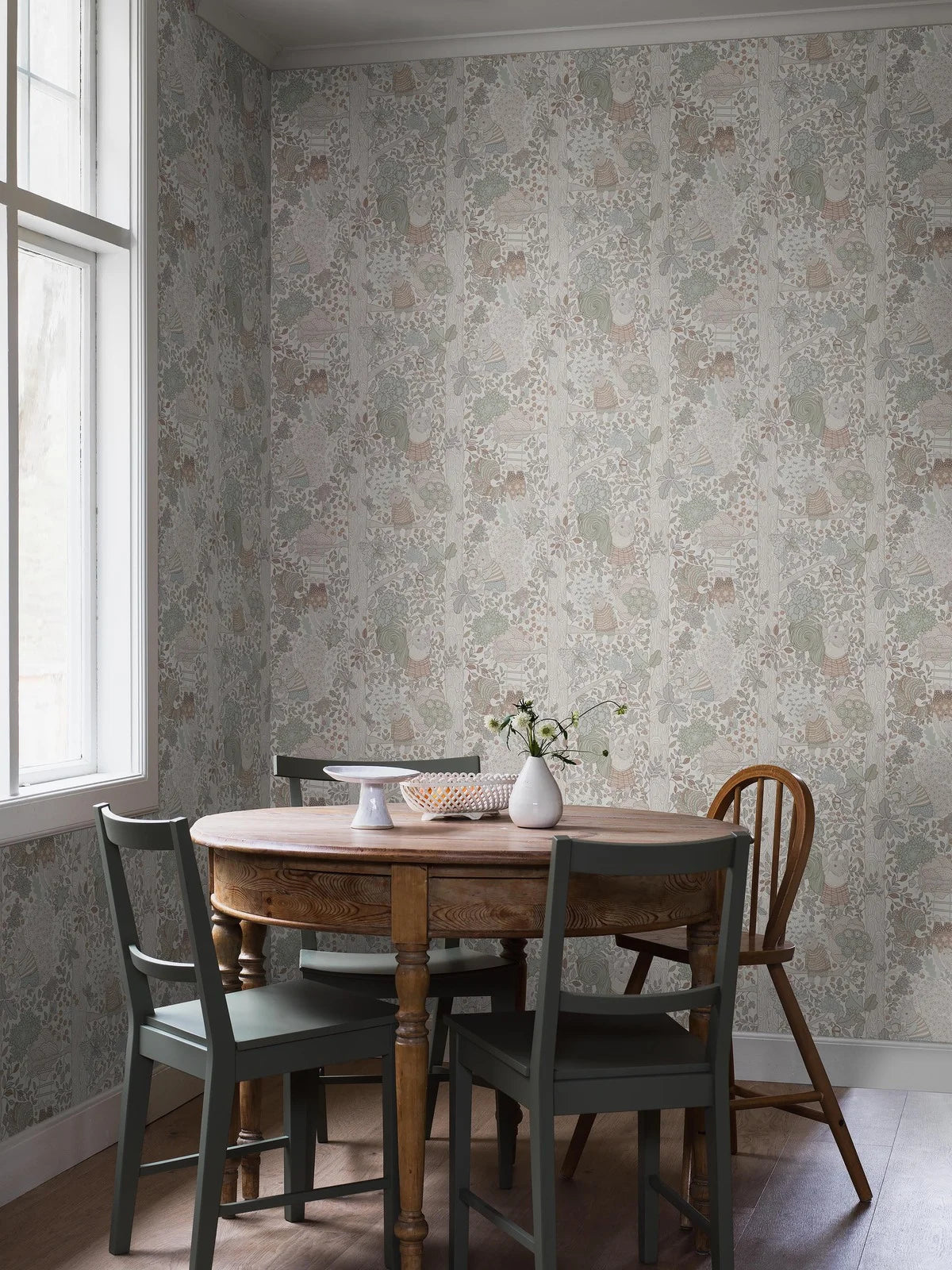 Tapeta dziecięca z motywem baśniowego lasu CHARLIE kremowy z zielonym