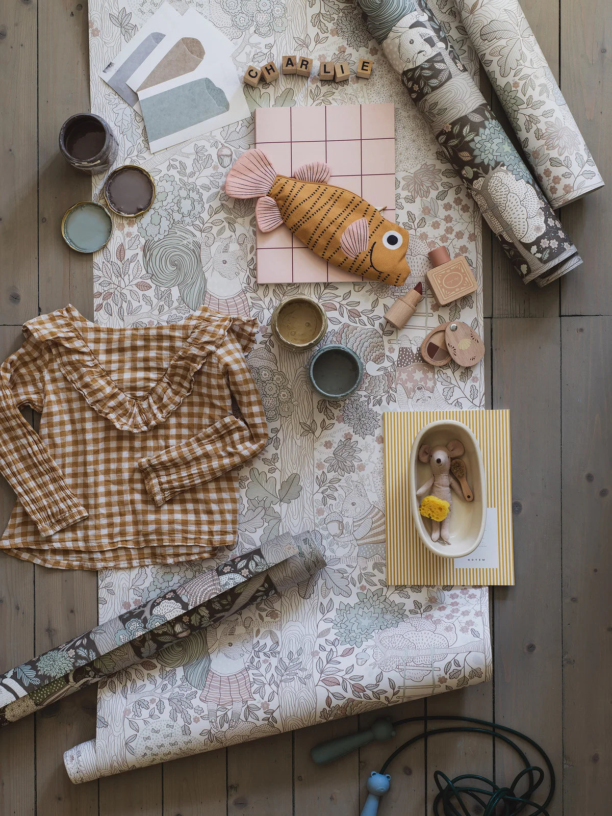 Tapeta dziecięca z motywem baśniowego lasu CHARLIE kremowy z zielonym