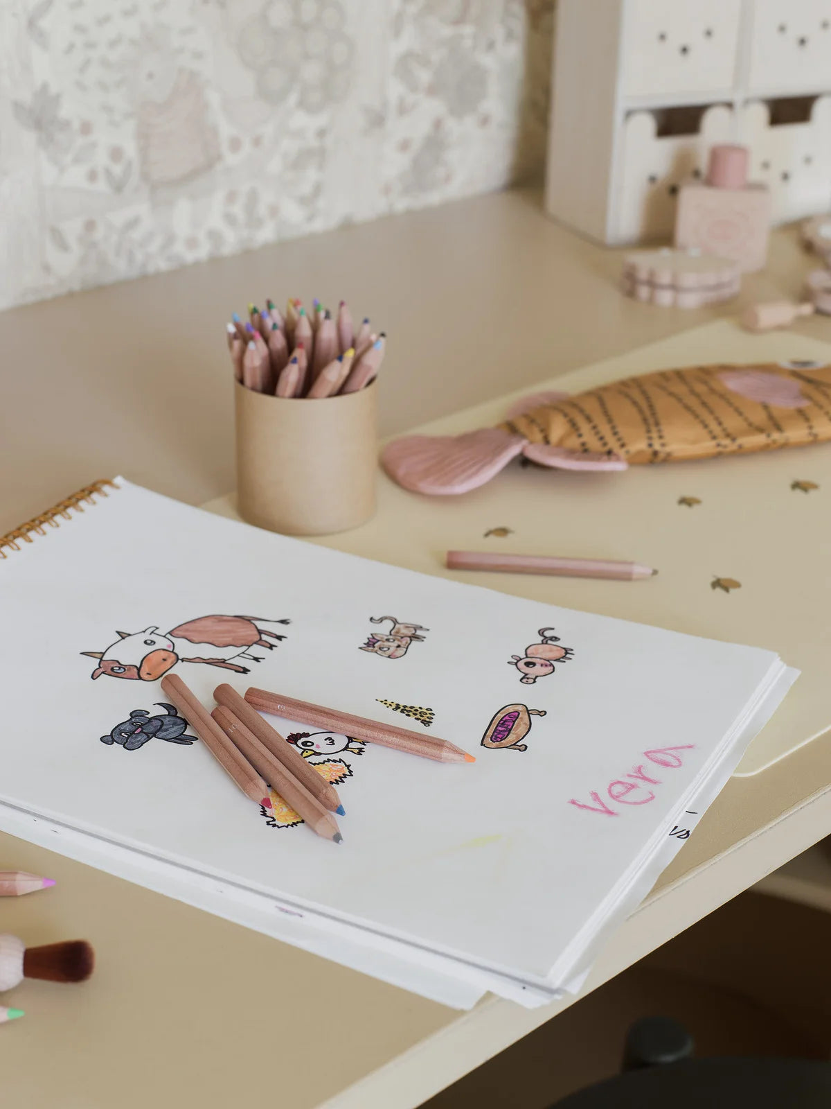 Tapeta dziecięca z motywem baśniowego lasu CHARLIE kremowy z zielonym