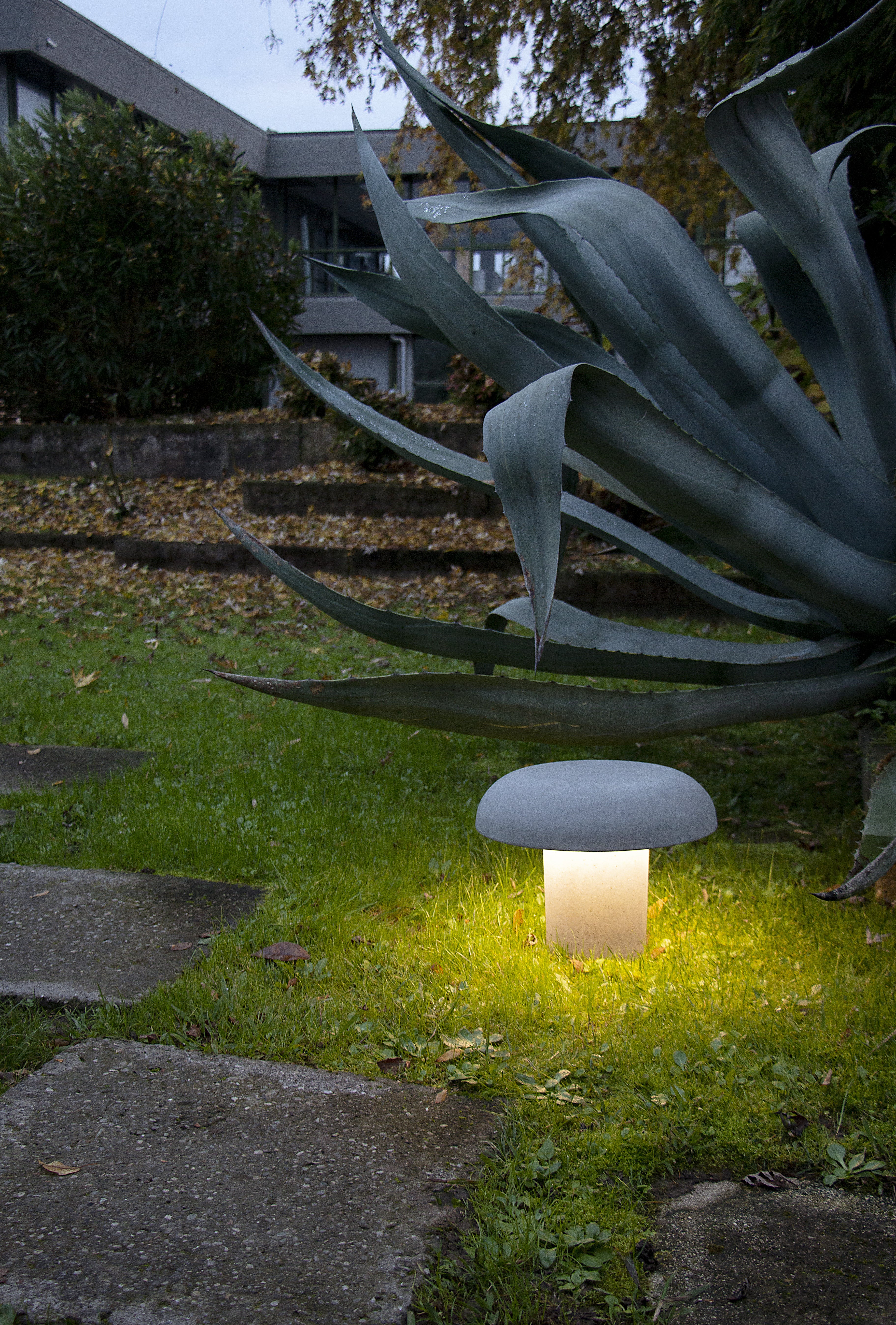 Lampa zewnętrzna AMANITA szary beton na taras i do ogrodu