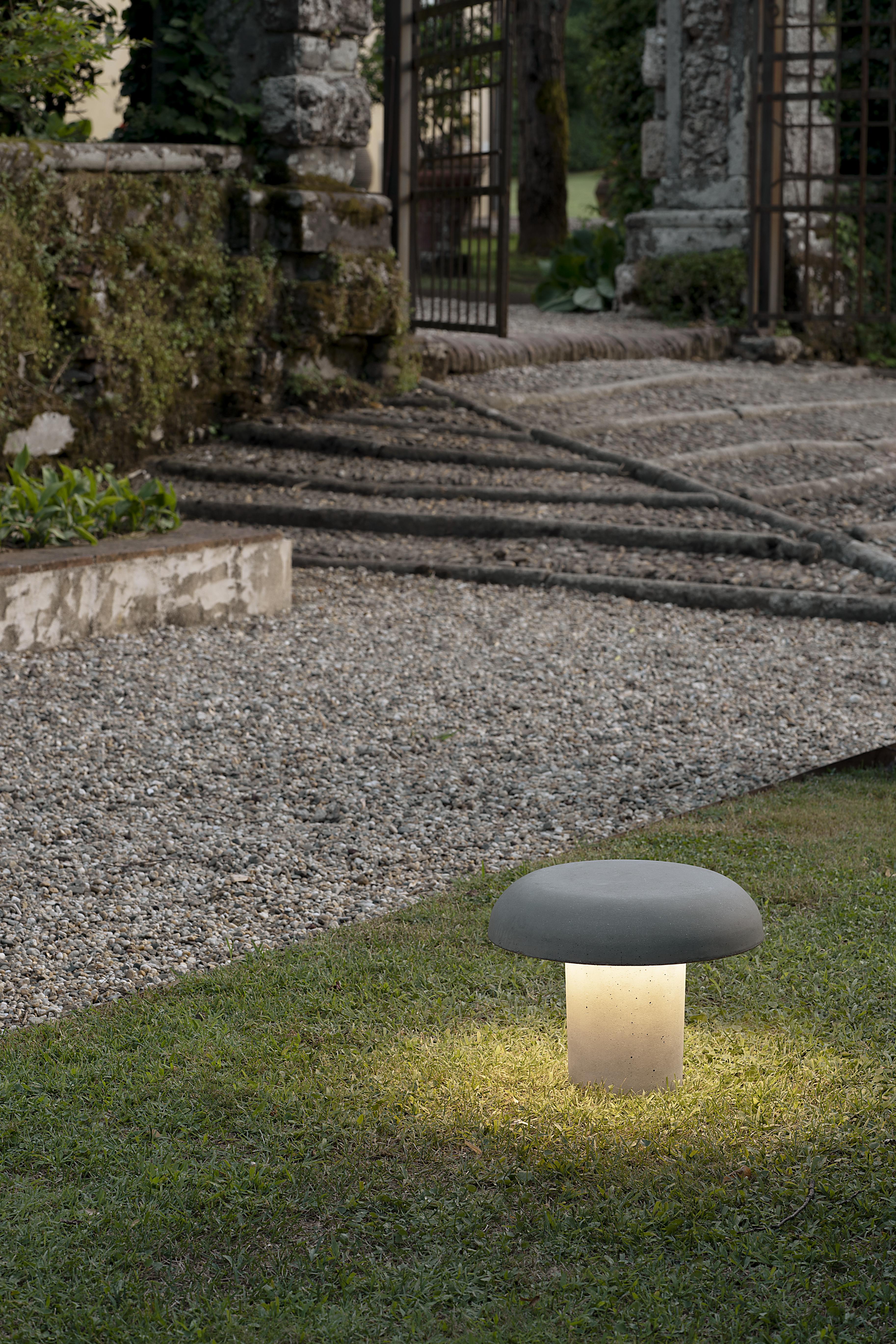 Lampa zewnętrzna AMANITA szary beton na taras i do ogrodu