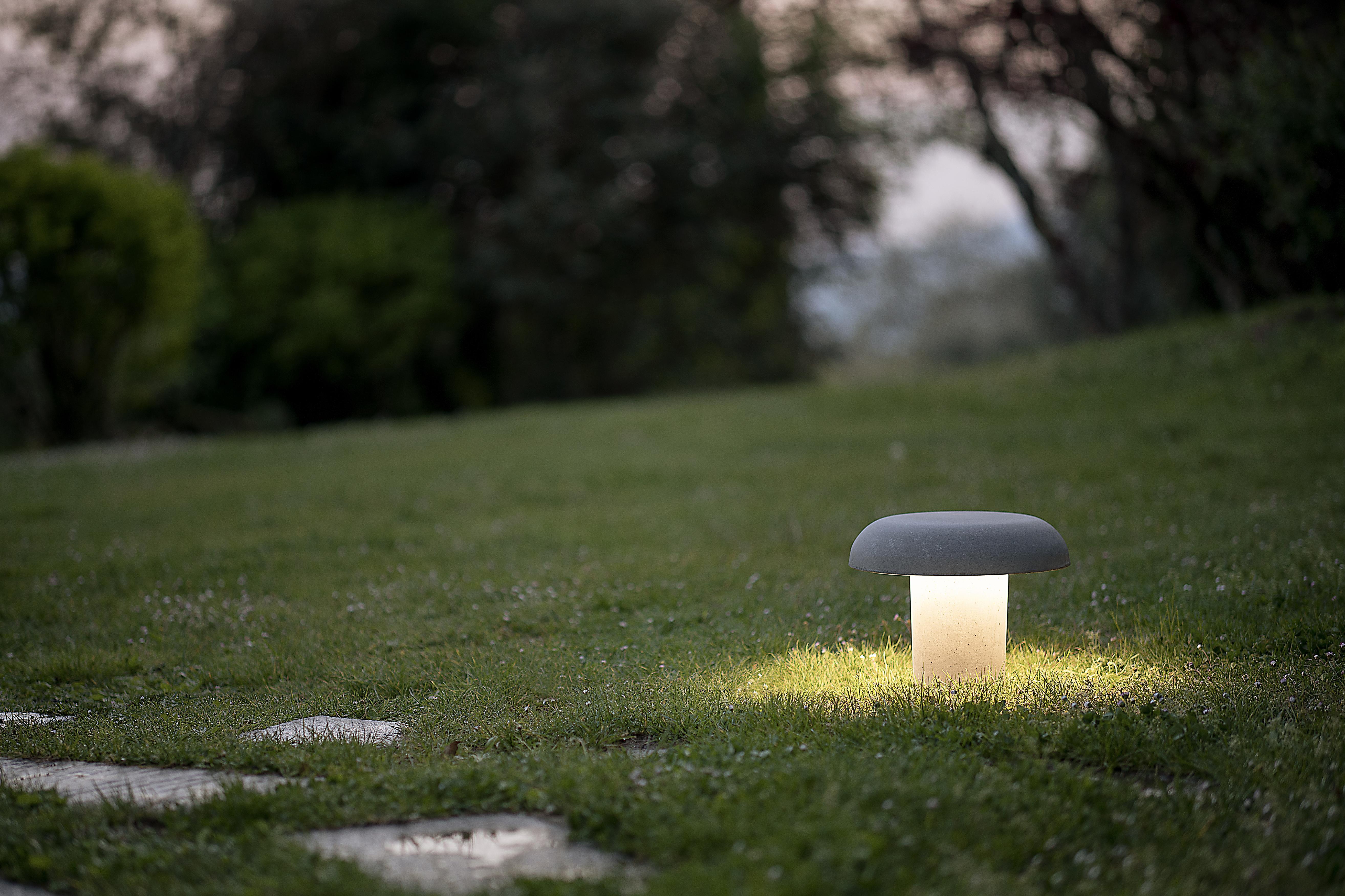 Lampa zewnętrzna AMANITA szary beton, marka Martinelli Luce