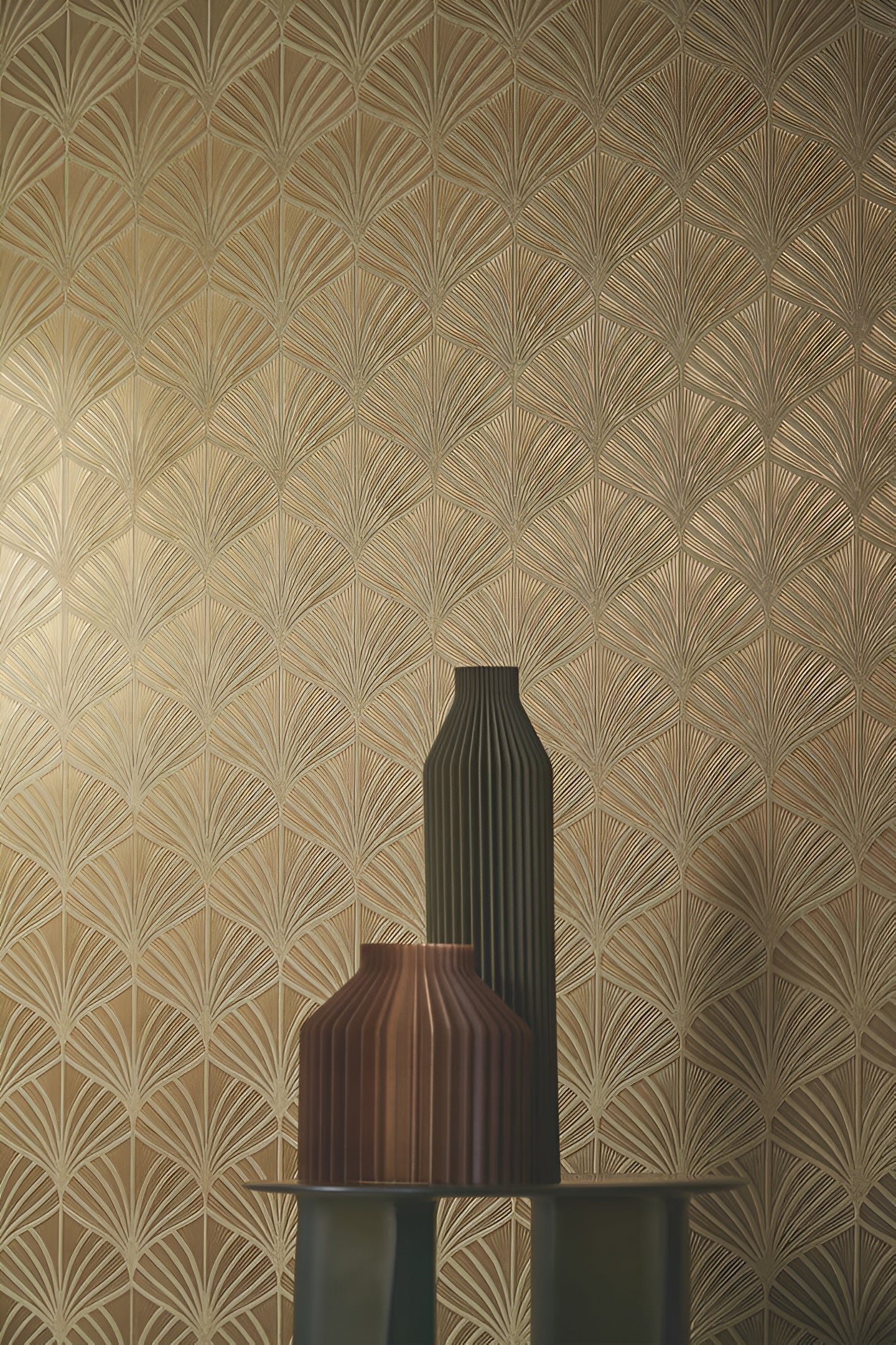 Strukturtapete mit pflanzlichem Motiv NEREIDES - AUBERGINE/DORÉ braun mit Gold