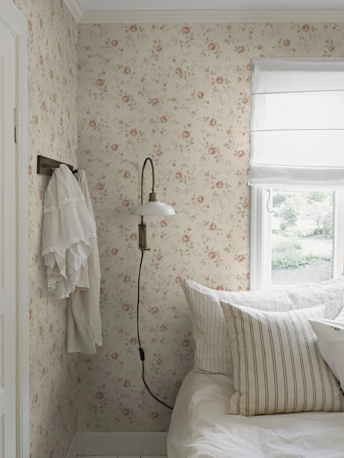Rose Garden Beige Floral Wallpaper