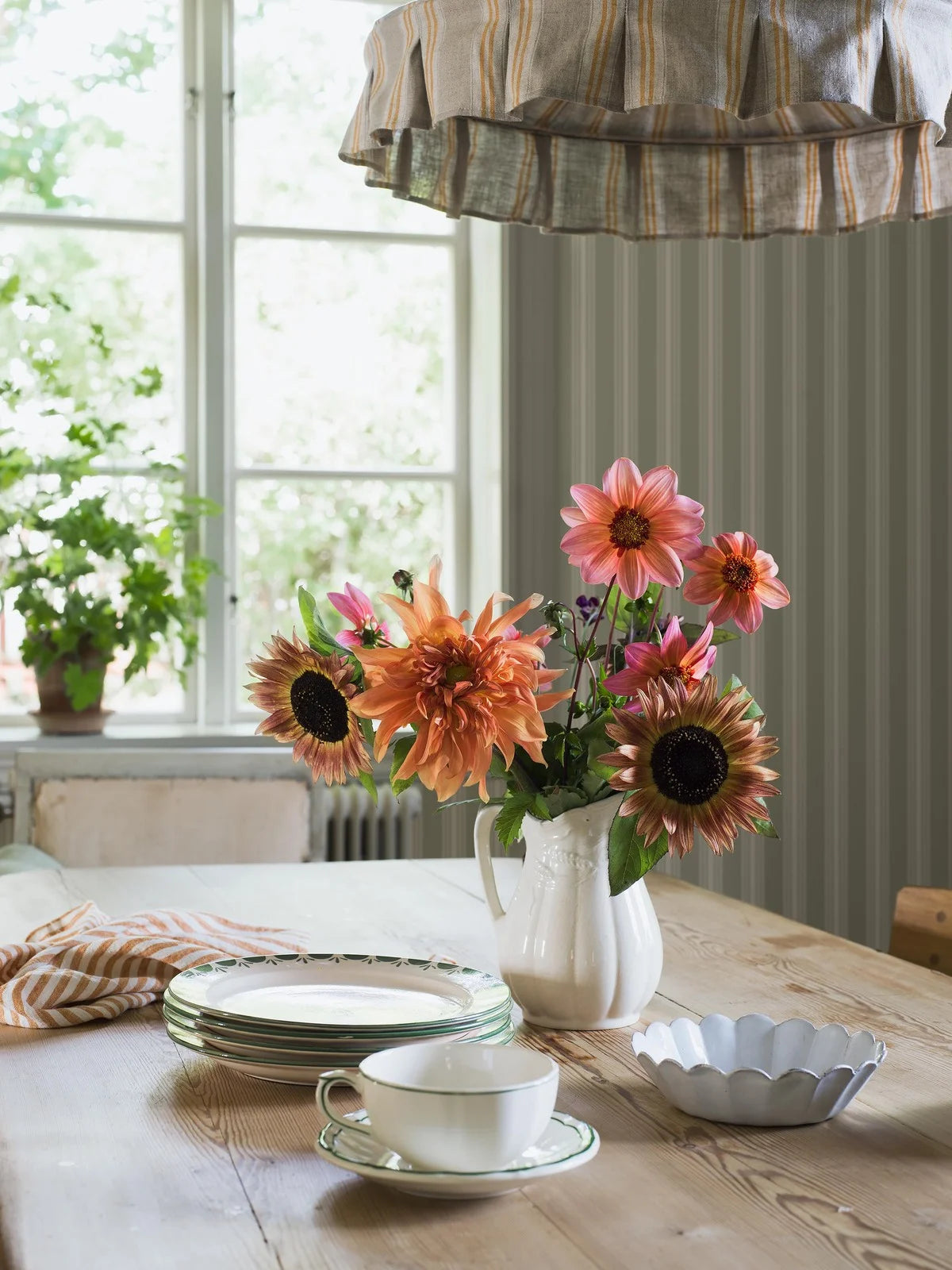 Tapete mit Streifen GUNNEBO grün mit weiß