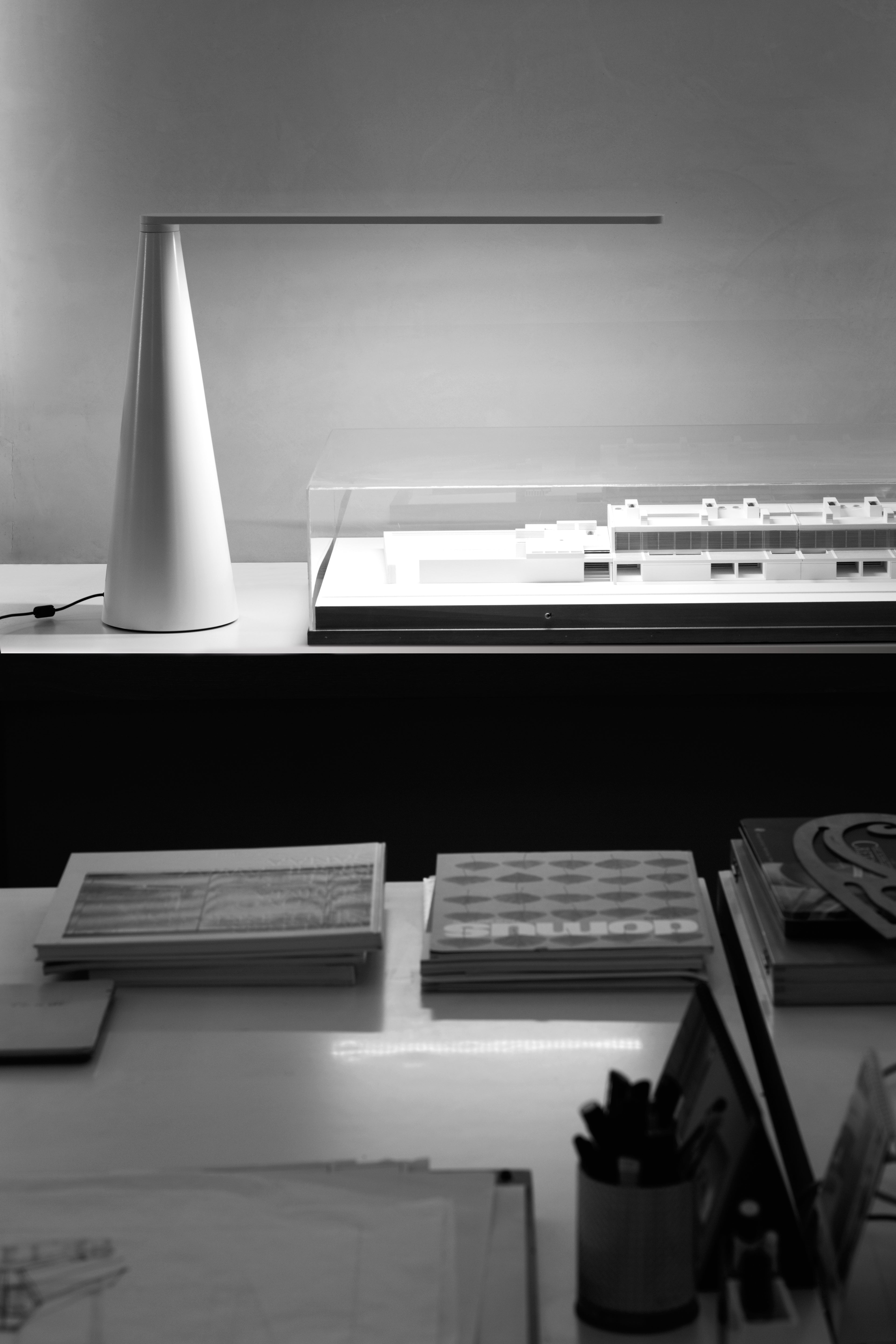Lampa stołowa ELICA połyskujący żółty – styl minimalistyczny