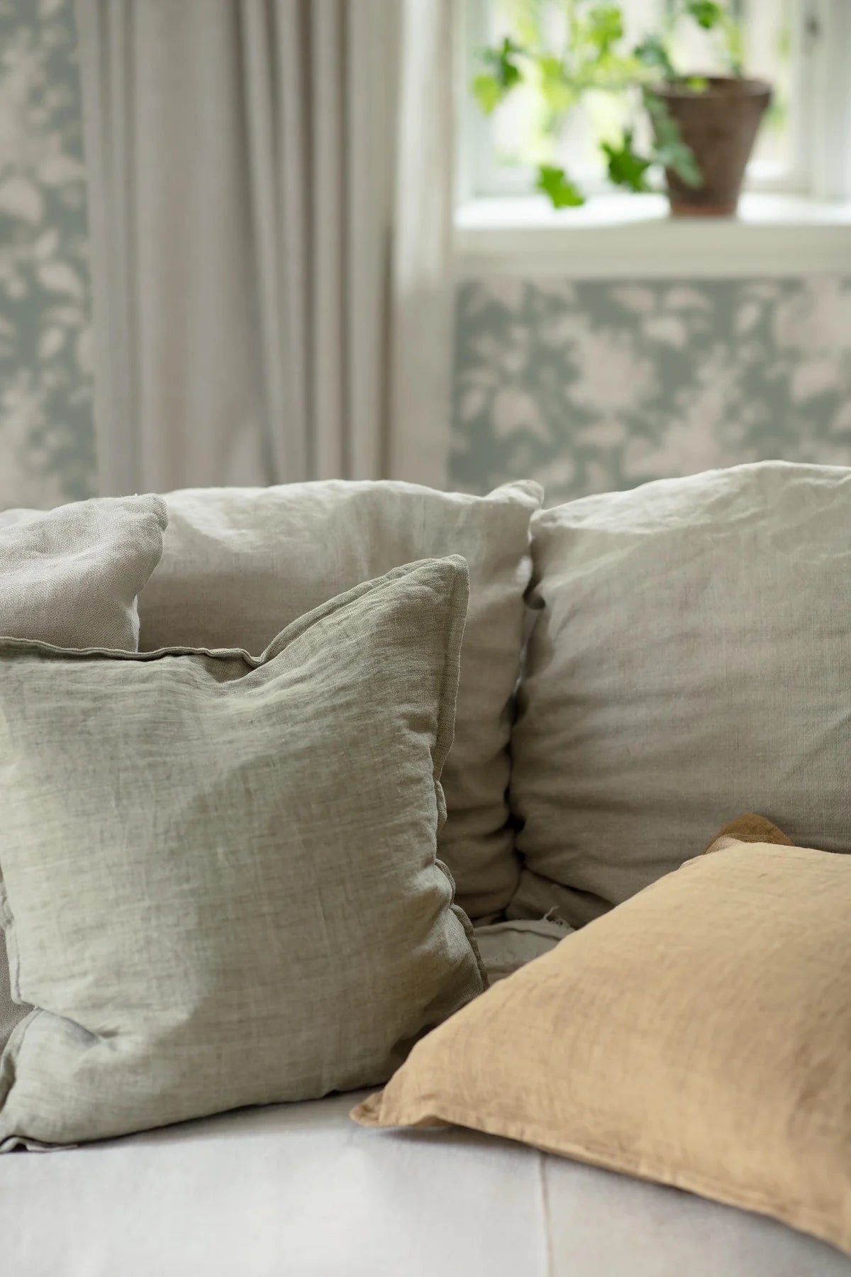 Tapete mit pflanzlichem Blumenmotiv SYREN grün mit beige