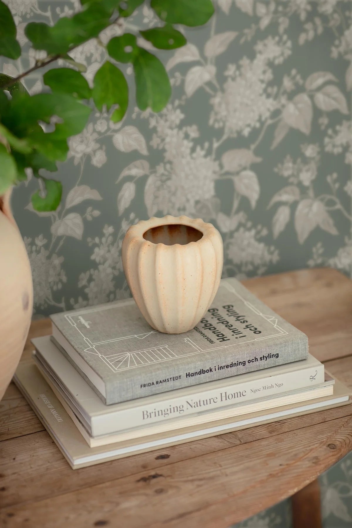 Tapete mit pflanzlichem Blumenmotiv SYREN grün mit beige