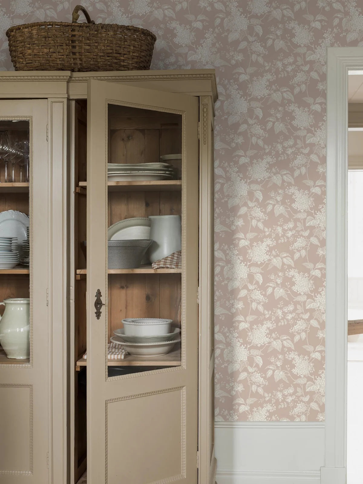 Tapete mit floralem Muster SYREN in pudrigem Rosa mit Weiß