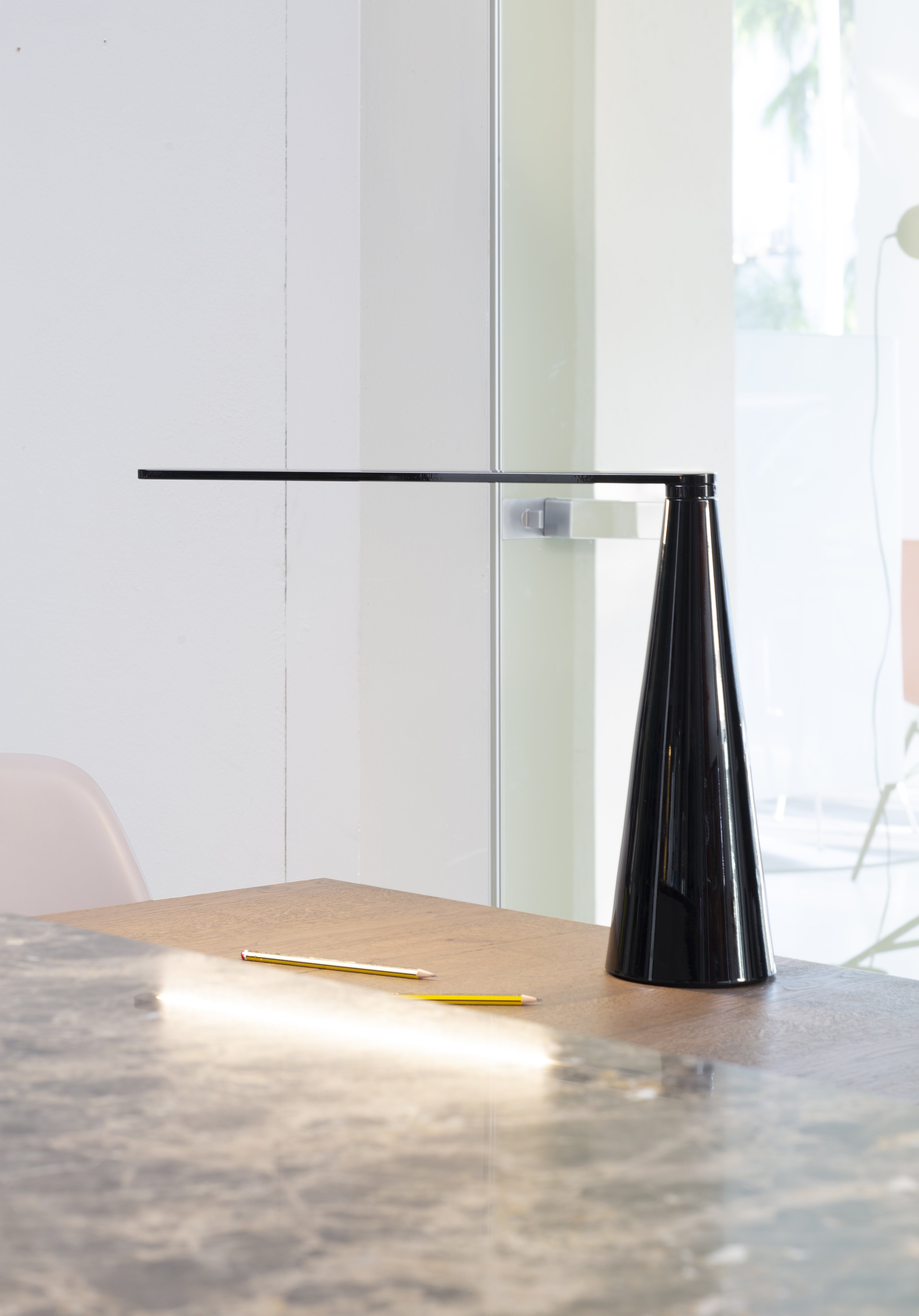 Lampa stołowa ELICA połyskujący żółty – styl minimalistyczny