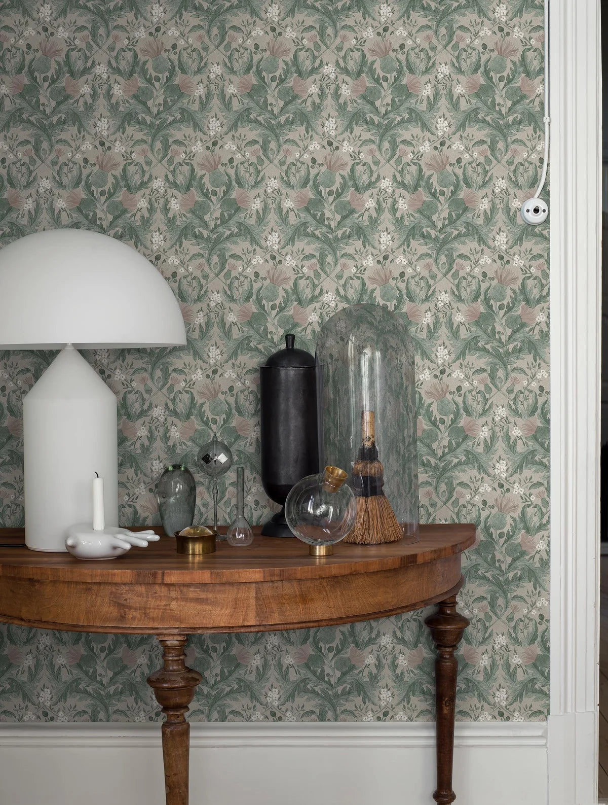 Tapete mit pflanzlichem Blattmuster THISTLE, gedämpftes Grün mit Rosa und Beige