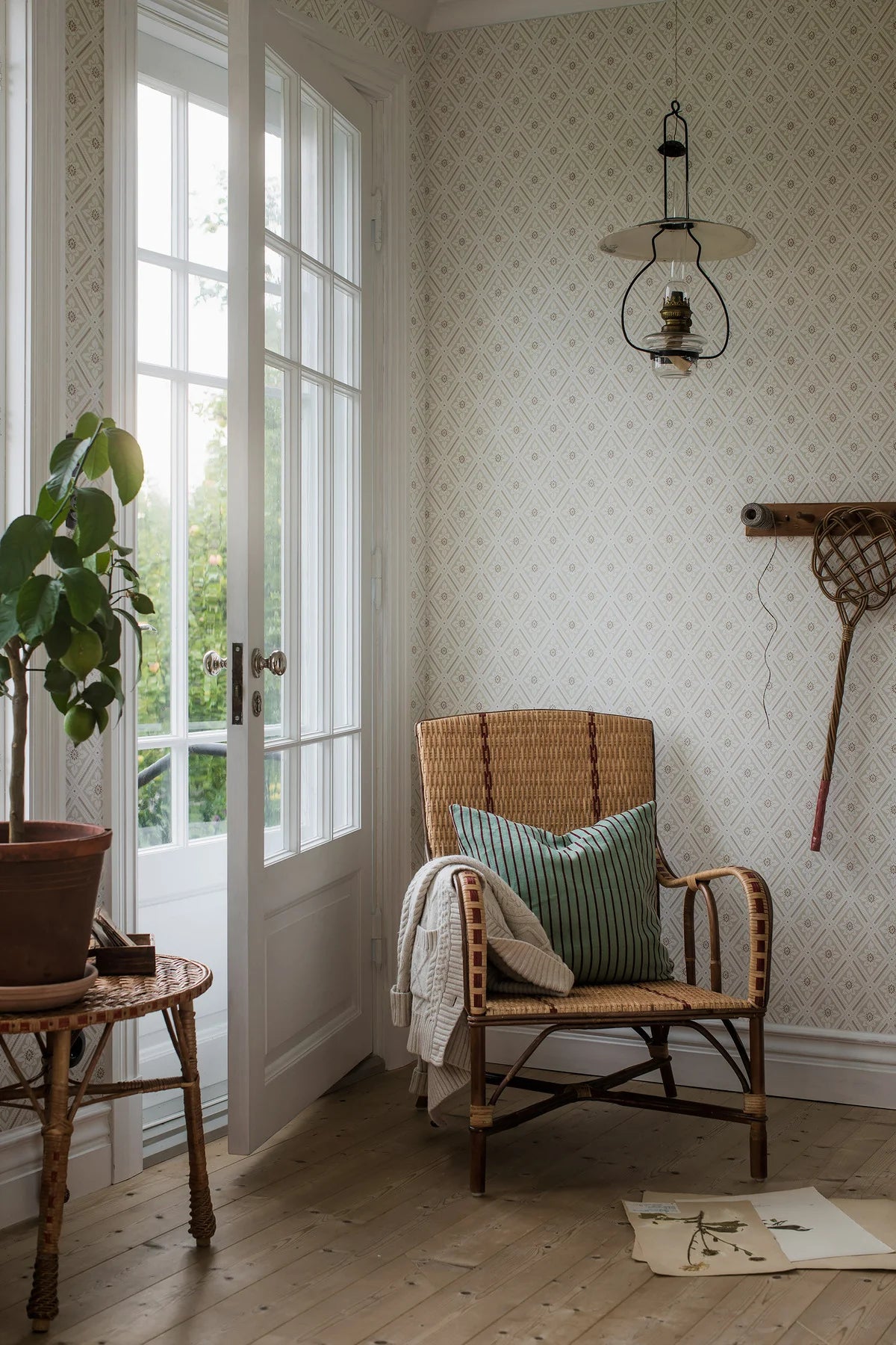 Non-woven paper wallpaper with geometric pattern ESTER beige with gold