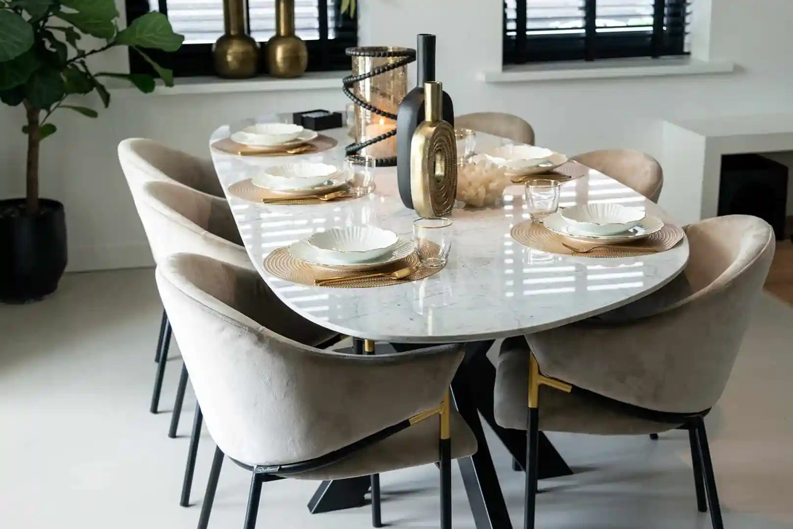 TROCADERO table white marble with black base