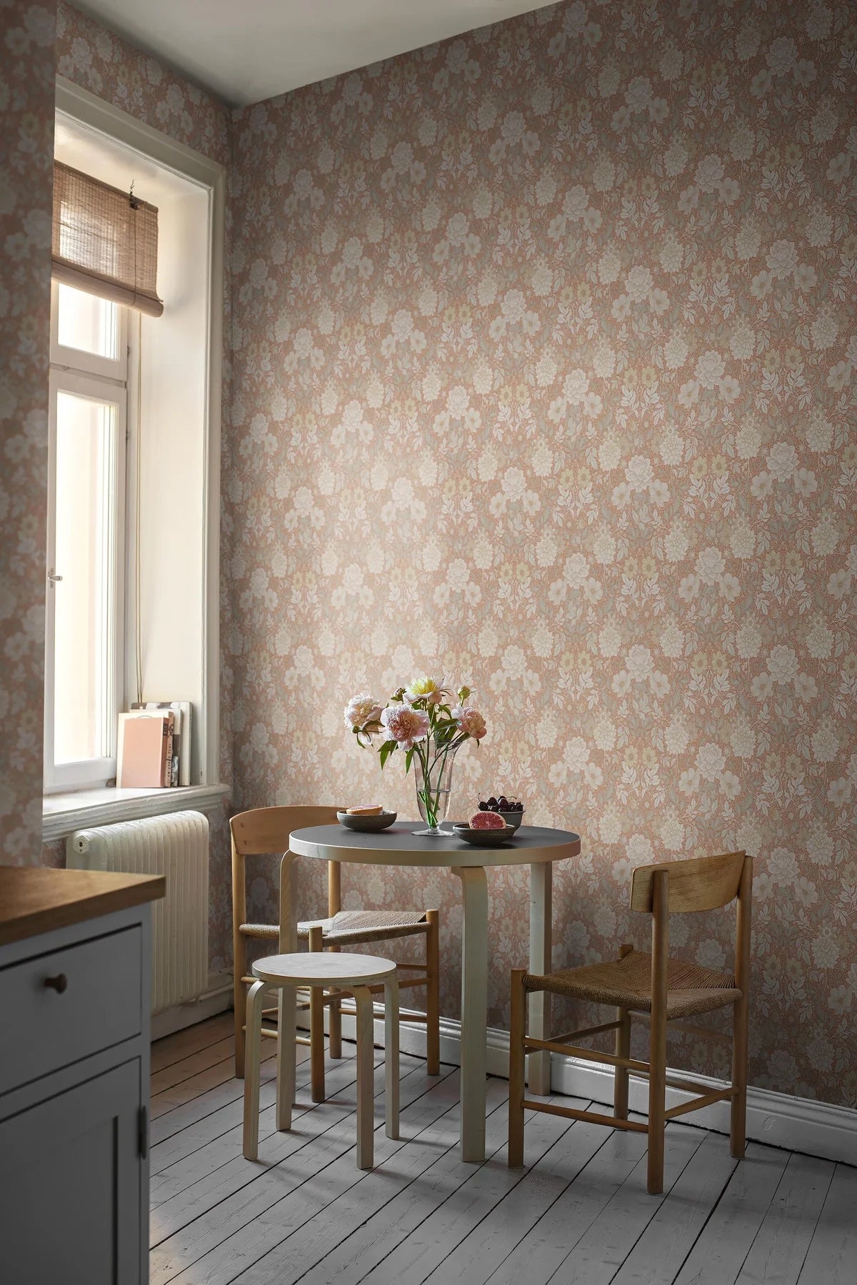Non-woven paper wallpaper with a floral pattern DAHLIA GARDEN terracotta with warm white
