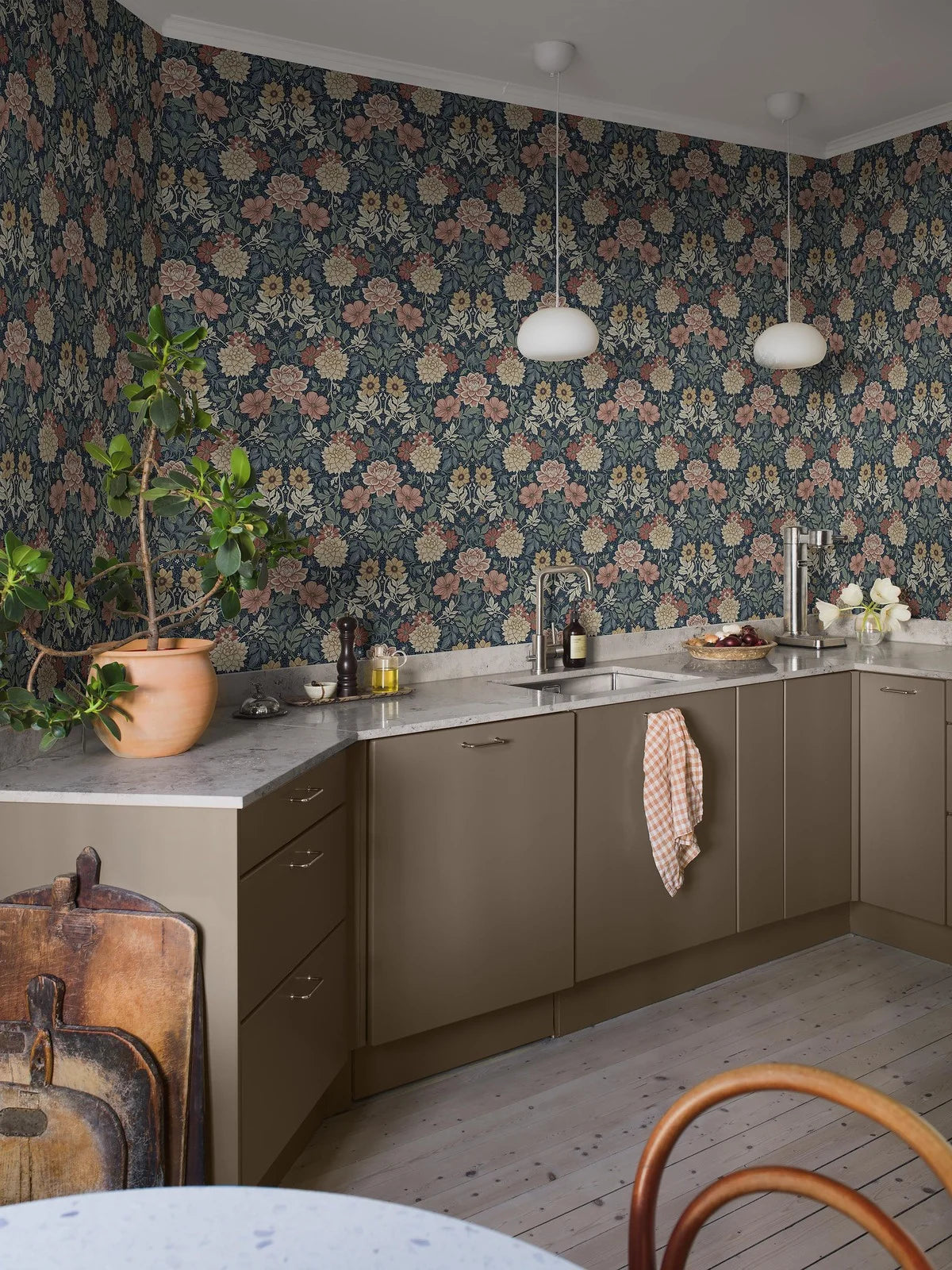 Tapeta flizelinowa papierowa z roślinnym wzorem DAHLIA GARDEN ciemny niebieski z beżowym i różowym