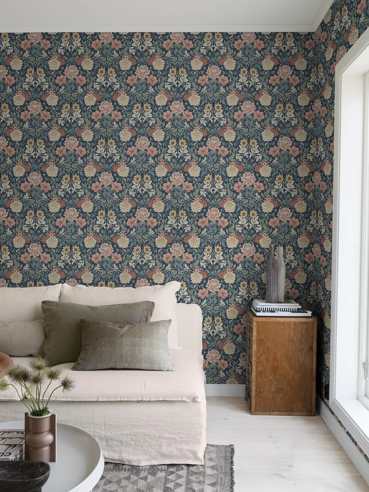 Tapeta flizelinowa papierowa z roślinnym wzorem DAHLIA GARDEN ciemny niebieski z beżowym i różowym