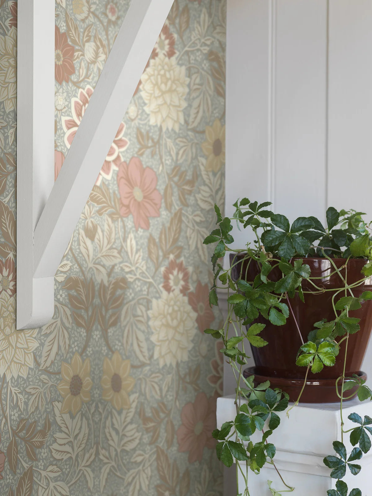 Vlies-Tapete mit Pflanzenmuster DAHLIA GARDEN in Blau mit Beige