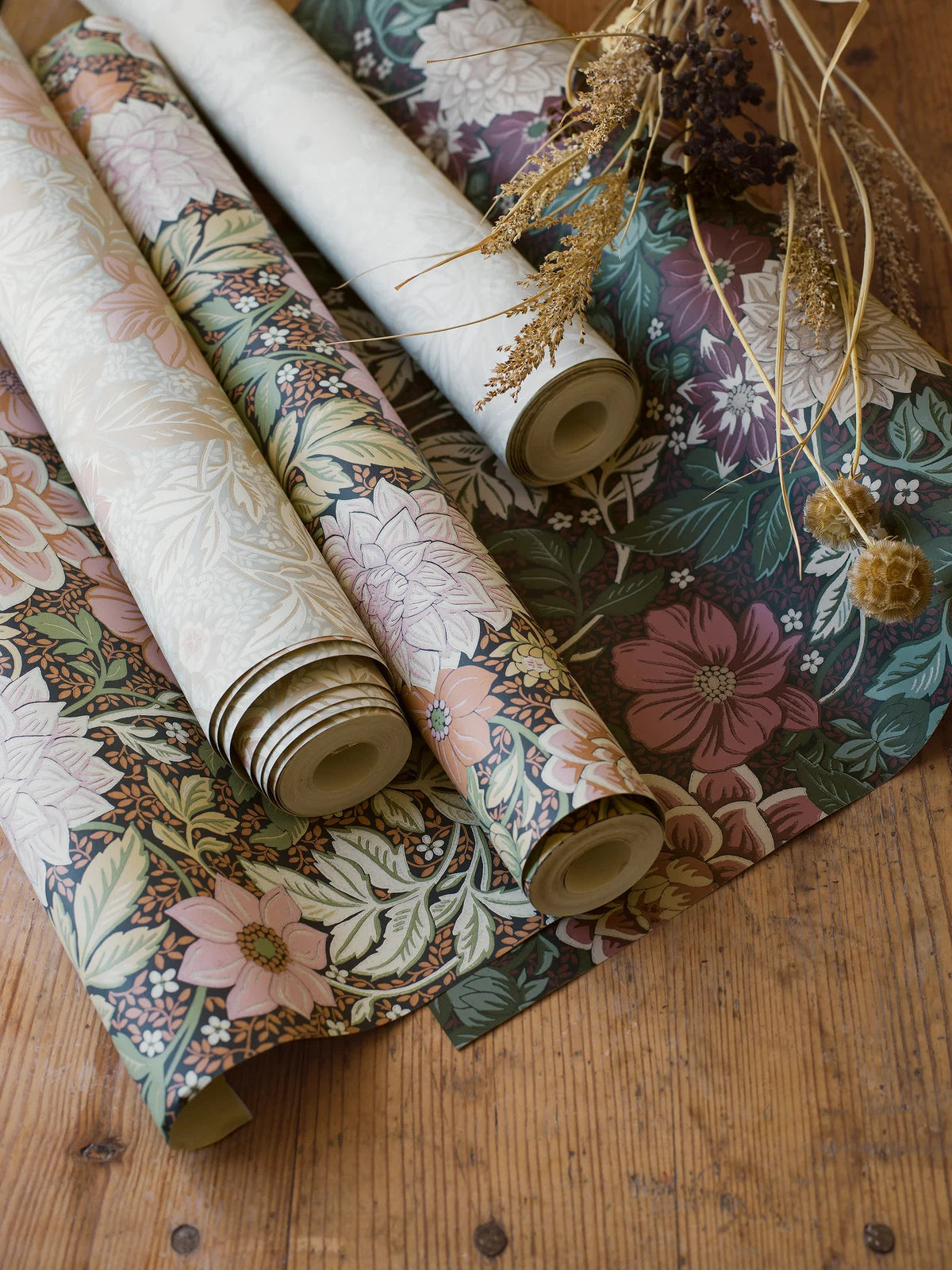 Non-woven paper wallpaper with a floral pattern DAHLIA GARDEN light green with pink