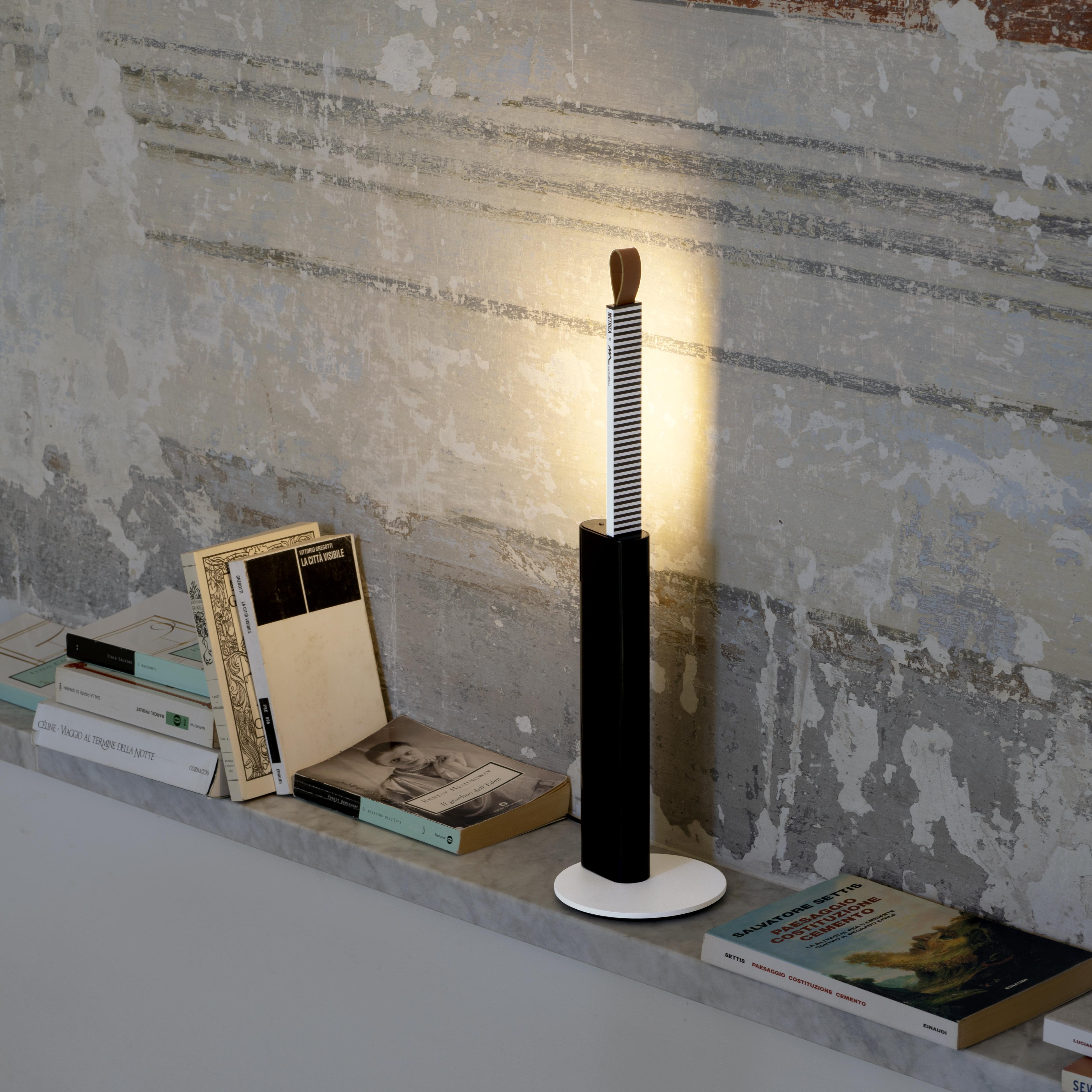 Lampa stołowa METRICA połyskujący czarny