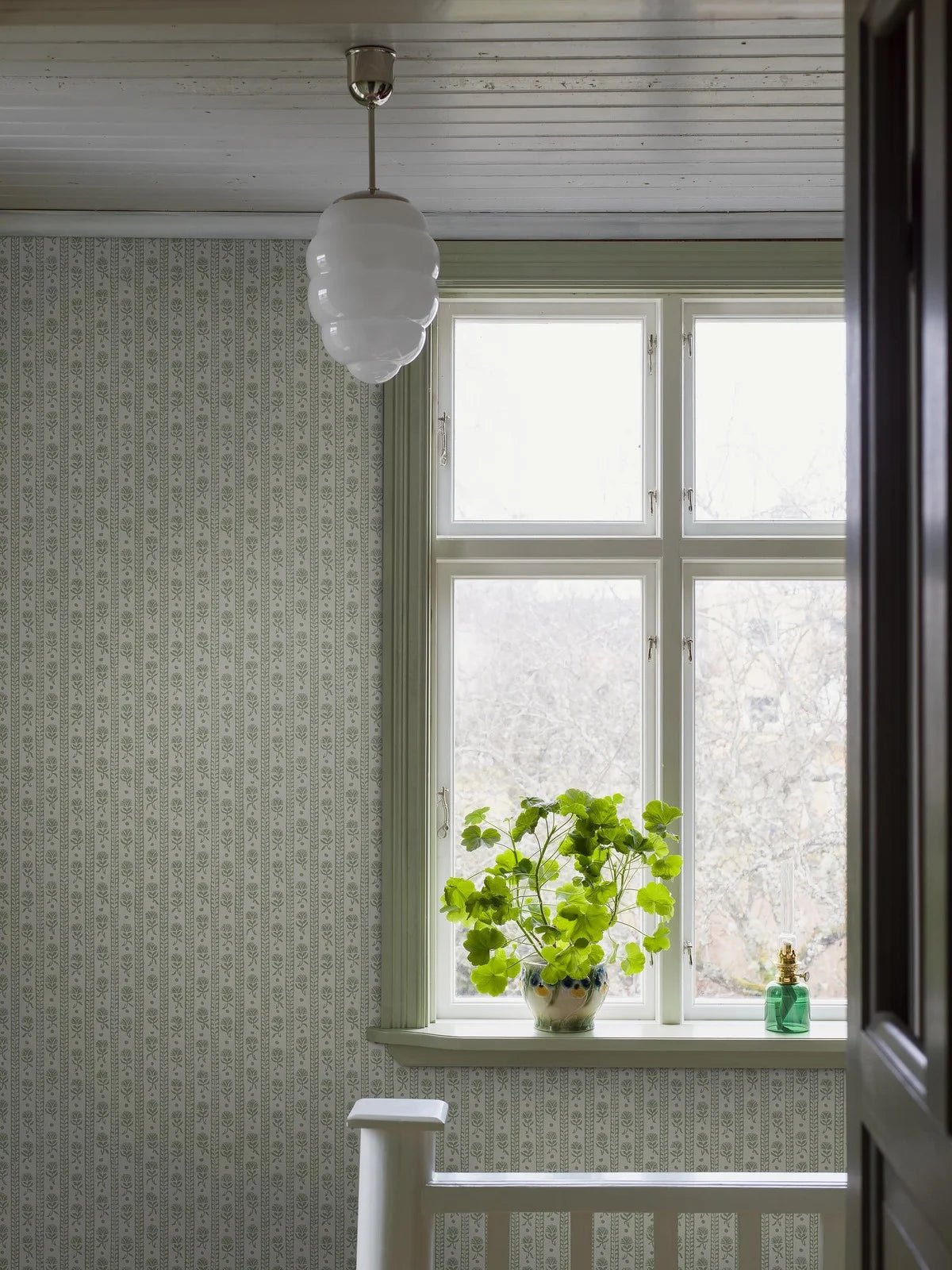 Non-woven paper wallpaper with a plant pattern NEJKILERAND green with white