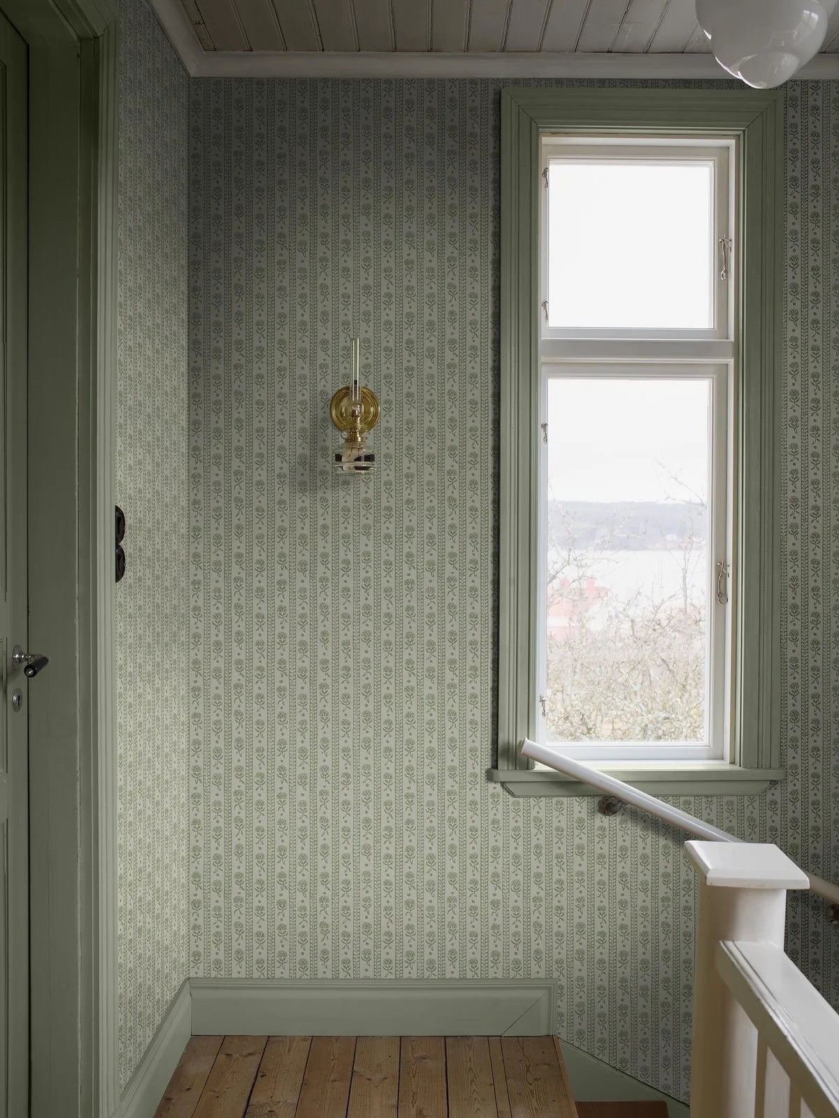 Non-woven paper wallpaper with a plant pattern NEJKILERAND green with white