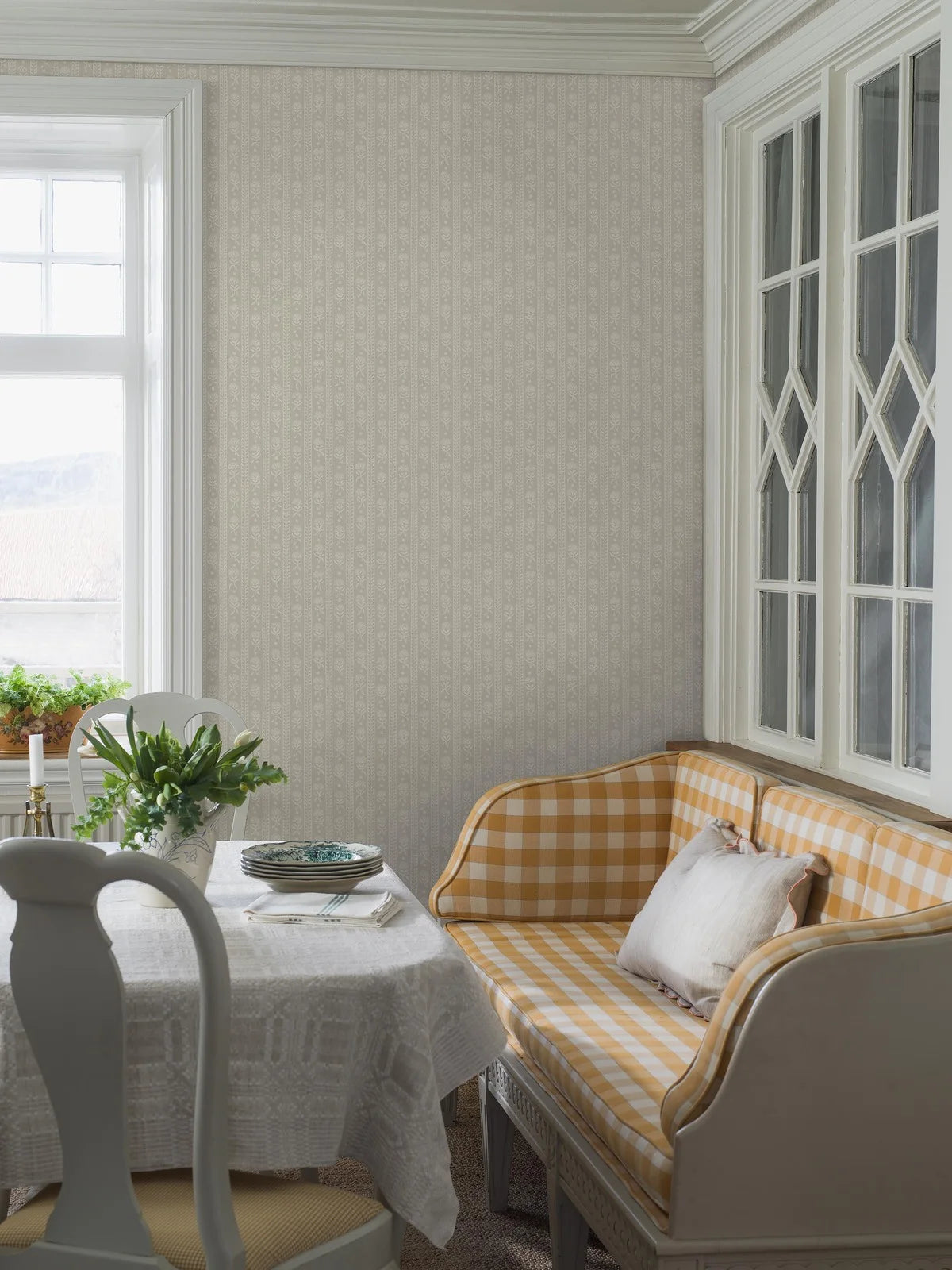 Tapeta flizelinowa papierowa z roślinnym wzorem NEJKILERAND beżowy z piaskowym