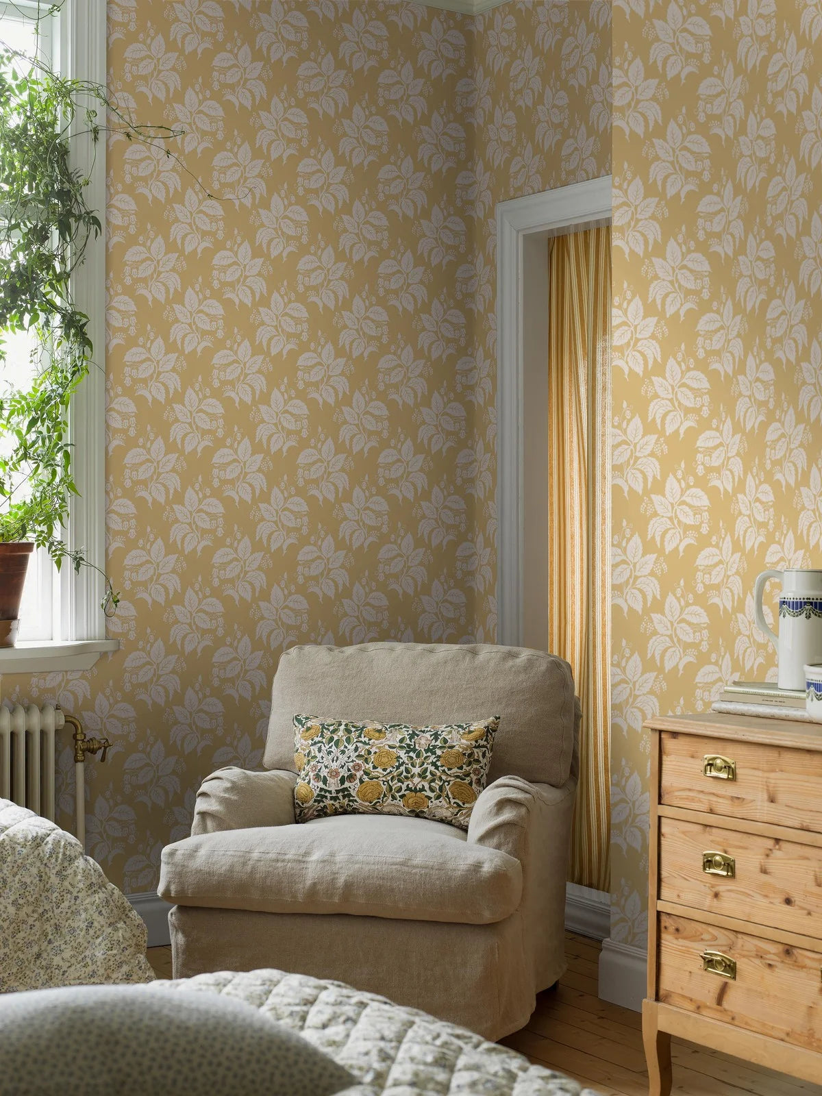 Non-woven paper wallpaper with a plant pattern TENGBERGSKA yellow with white