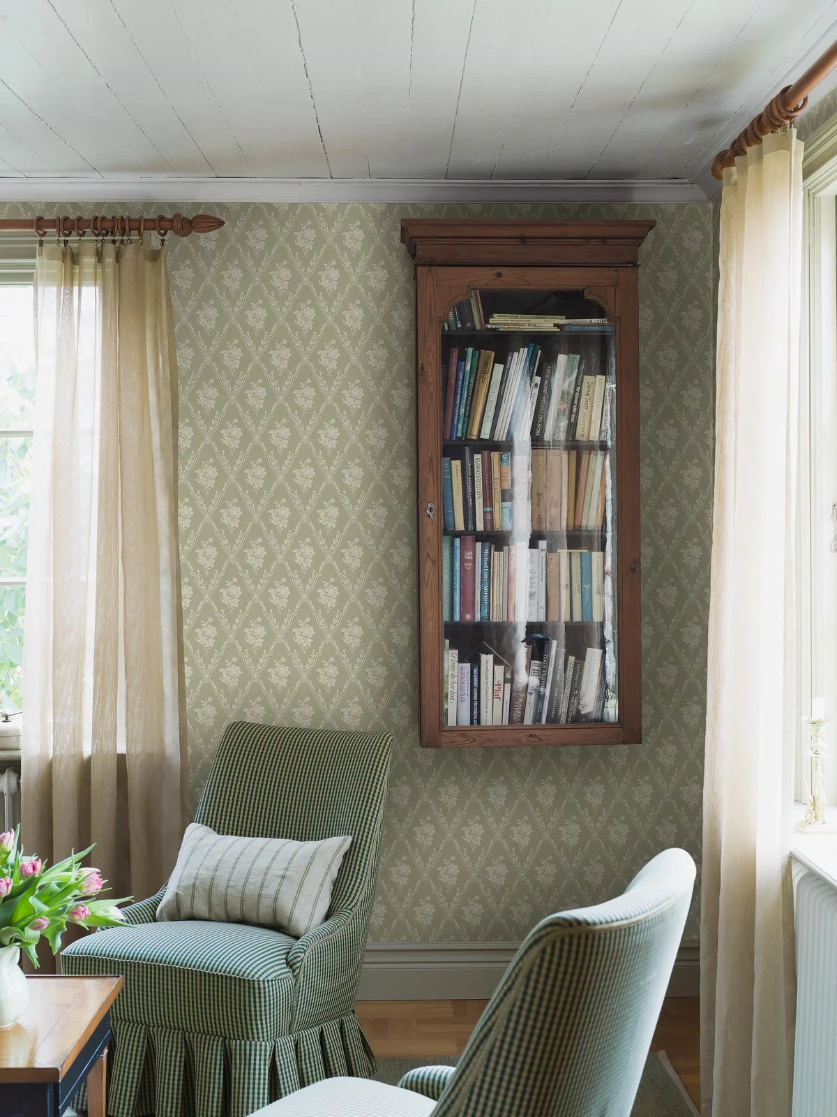 Non-woven paper wallpaper with a botanical pattern VÄSTIGÅRN green