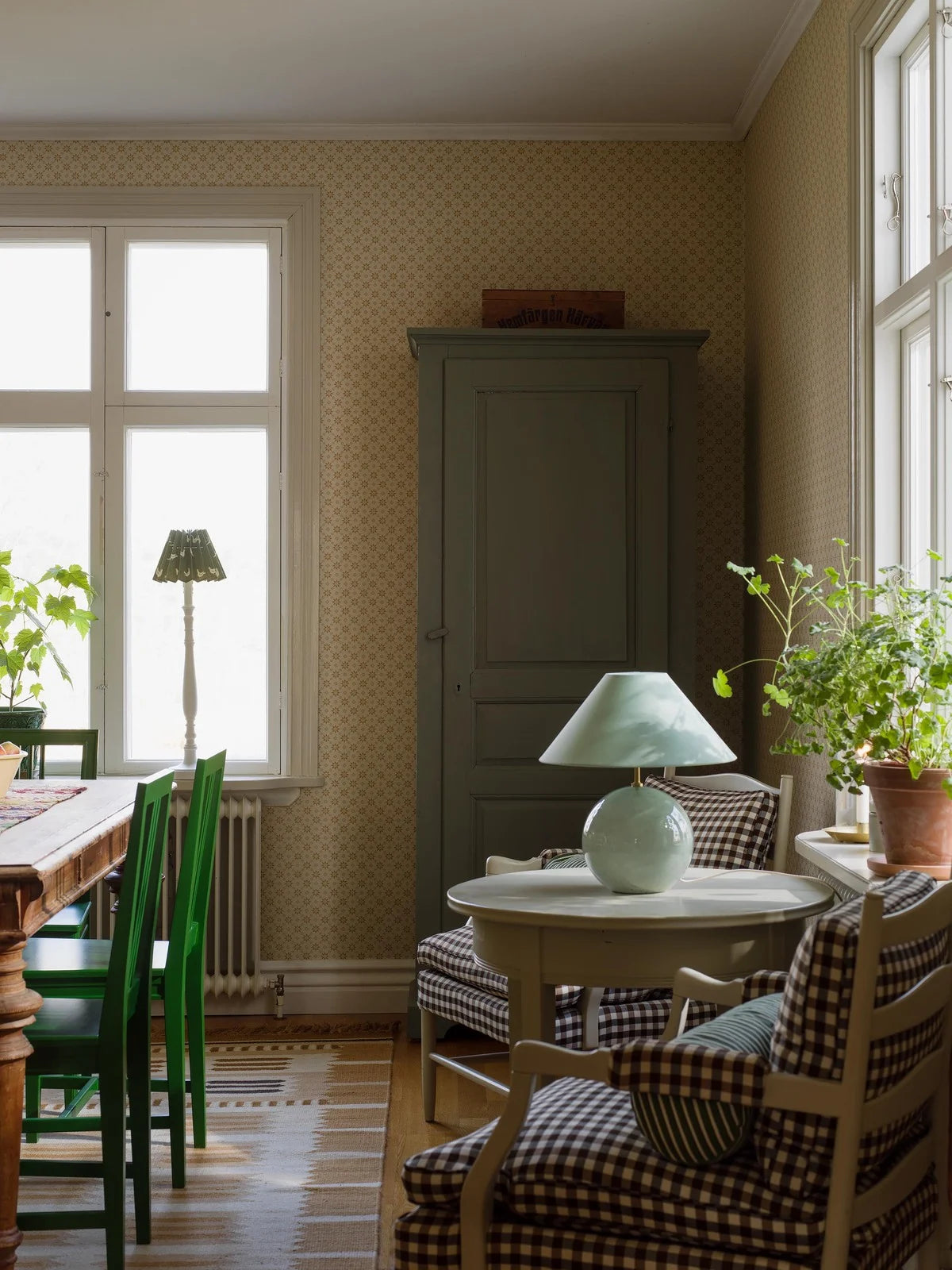 Tapeta flizelinowa papierowa z geometrycznym wzorem STELLA jasnobeżowy z żółtym