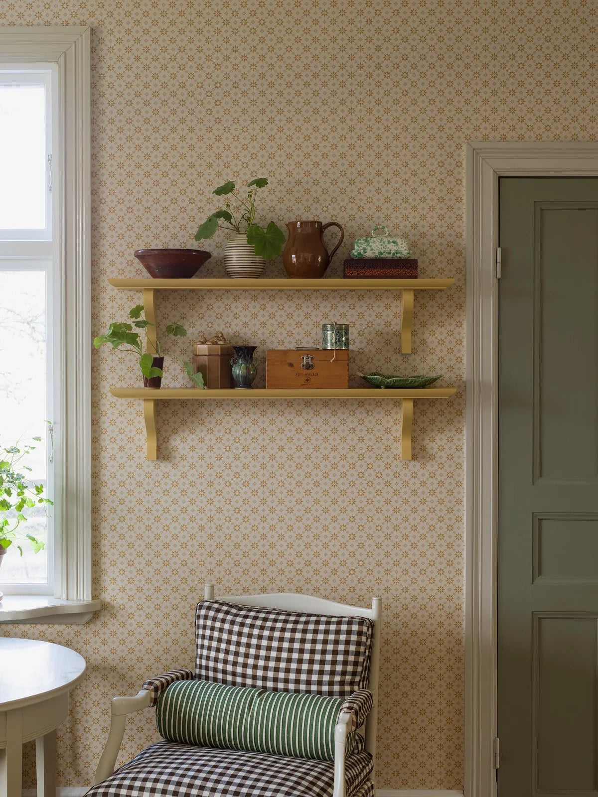 Tapeta flizelinowa papierowa z geometrycznym wzorem STELLA jasnobeżowy z żółtym