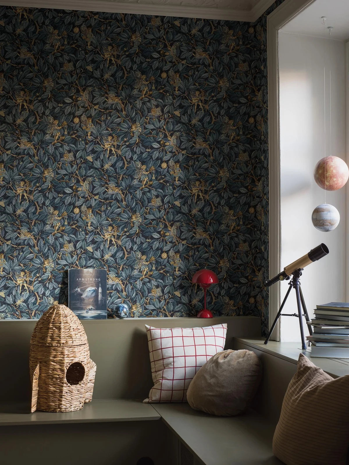 Tapeta dziecięca z motywem baśniowym wróżek FAIRIES ciemny niebieski