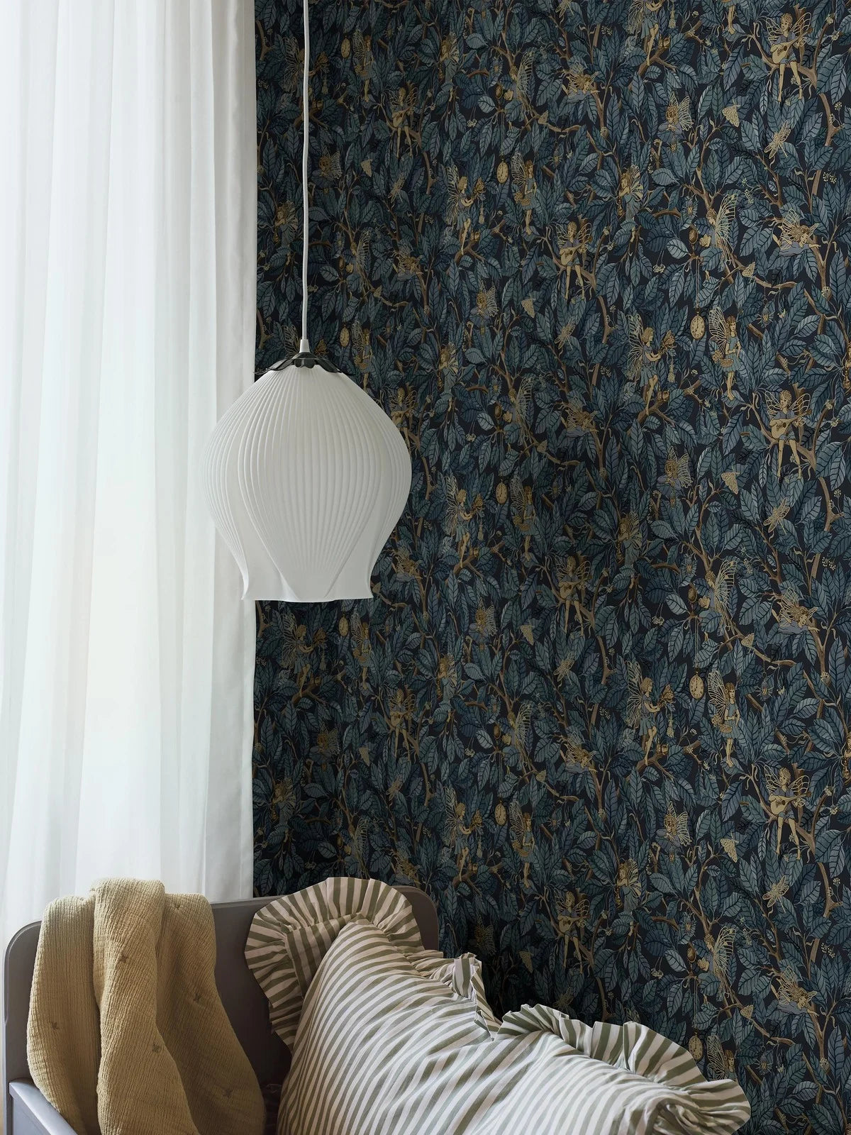 Tapeta dziecięca z motywem baśniowym wróżek FAIRIES ciemny niebieski