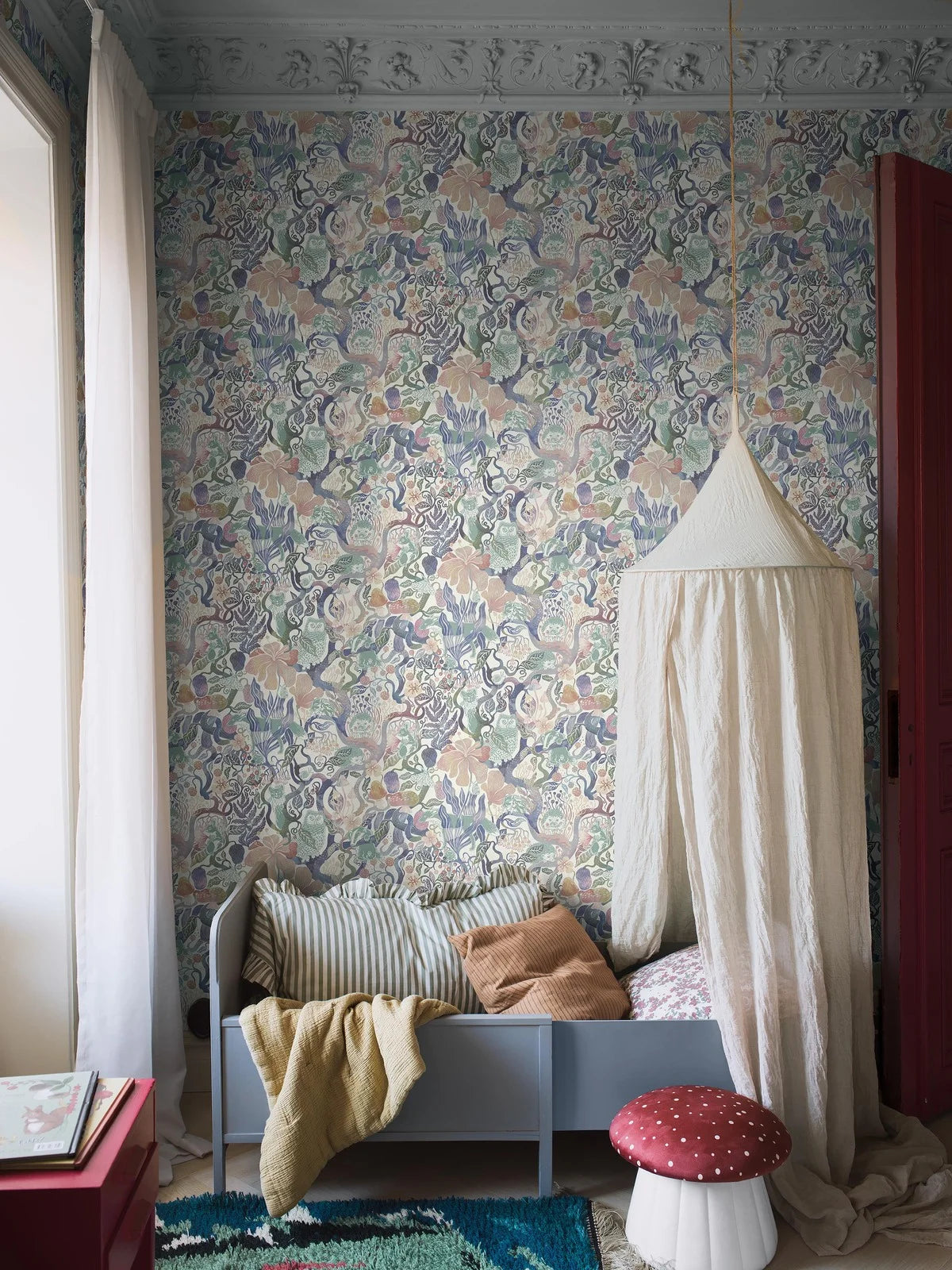 Kinder-Tapete mit dem Motiv des märchenhaften Waldes MAGIC WOODS beige mit marineblau